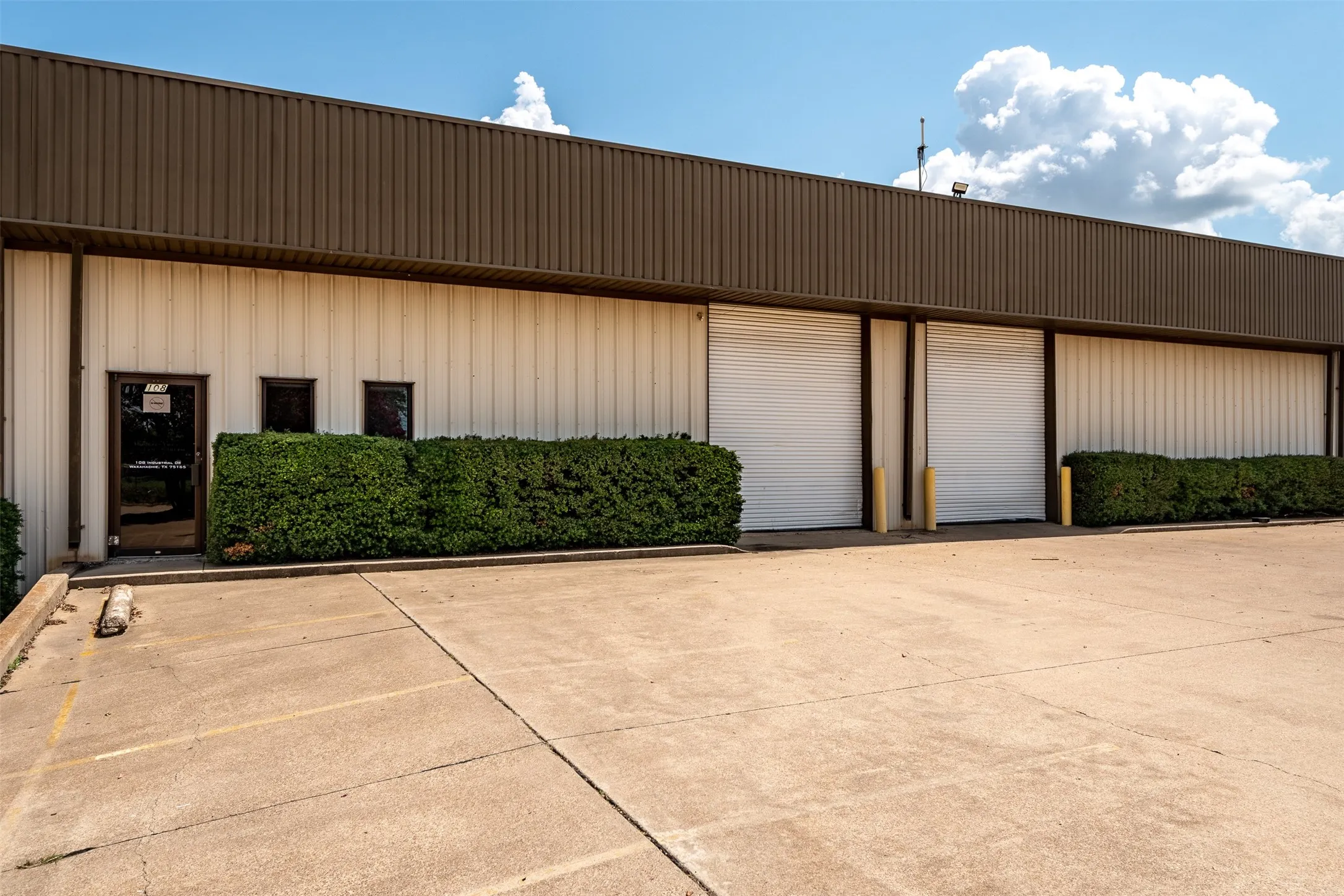 Warehouse For Rent in Ellis County , 104 A Industrial Drive, Waxahachie, Texas 75165, 0, 0, Garage spaces, 0 Sqft, built in 1986, mls#21357626, Real Estate Agent in Waxahachie, Homes For Rent in Ellis county, Homes For Rent in Waxahachie, Realtor in Waxahachie Texas, Real Estate Brokerage Independent Realty Texas, Luminita Cordes Realtor