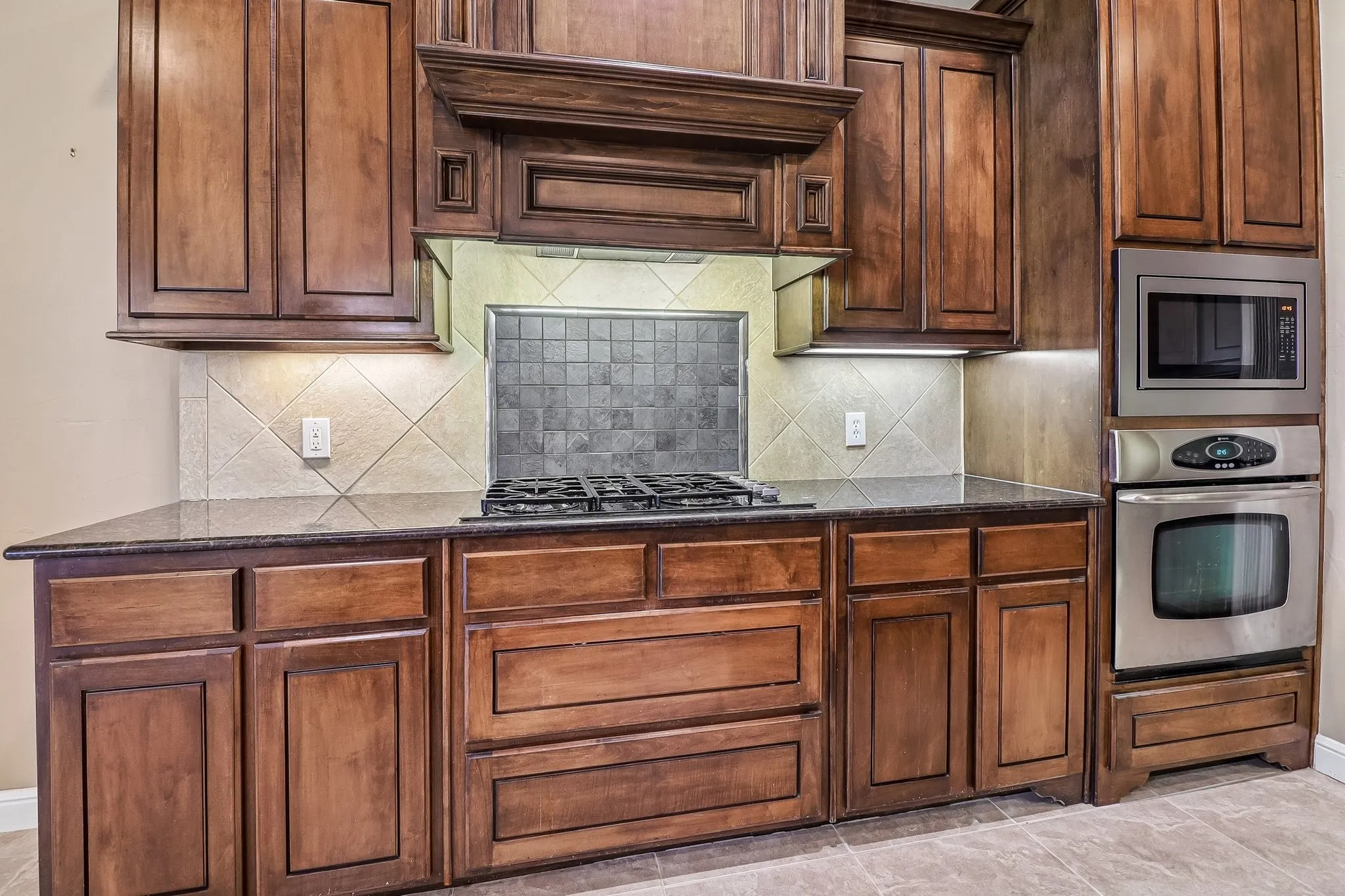 Single Family Residence For Sale in Ellis County , 7209 Hill Country Court, Midlothian, Texas 76065, 4 Bedroom, 3 Bathroom, 3 Garage spaces, 3,370 Sqft, built in 2008, mls#21382740, Real Estate Agent in Midlothian, Homes For Sale in Ellis county, Homes For Sale in Midlothian, Realtor in Midlothian Texas, Real Estate Brokerage Independent Realty Texas, Luminita Cordes Realtor
