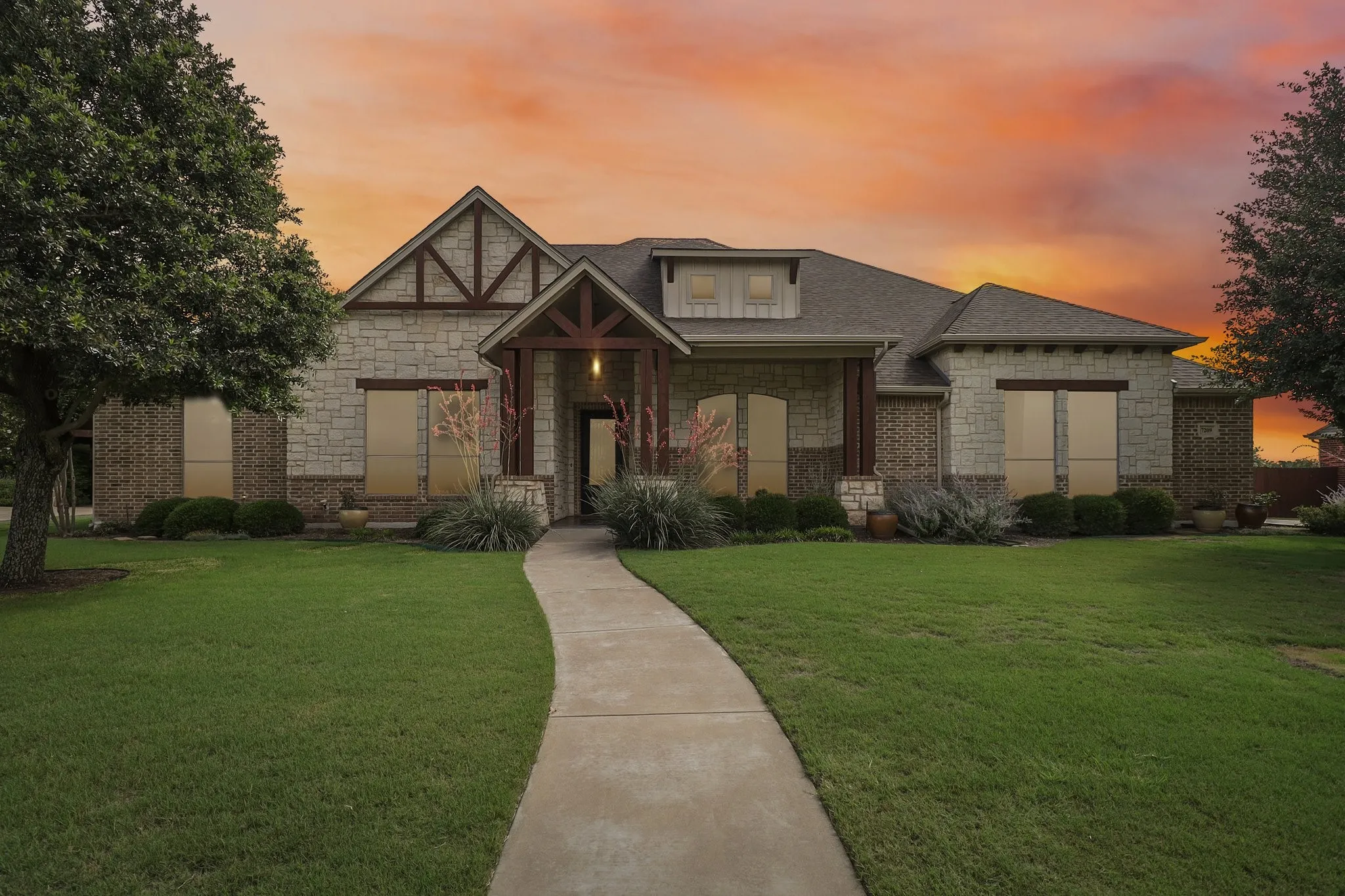 Single Family Residence For Sale in Ellis County , 7209 Hill Country Court, Midlothian, Texas 76065, 4 Bedroom, 3 Bathroom, 3 Garage spaces, 3,370 Sqft, built in 2008, mls#21382740, Real Estate Agent in Midlothian, Homes For Sale in Ellis county, Homes For Sale in Midlothian, Realtor in Midlothian Texas, Real Estate Brokerage Independent Realty Texas, Luminita Cordes Realtor