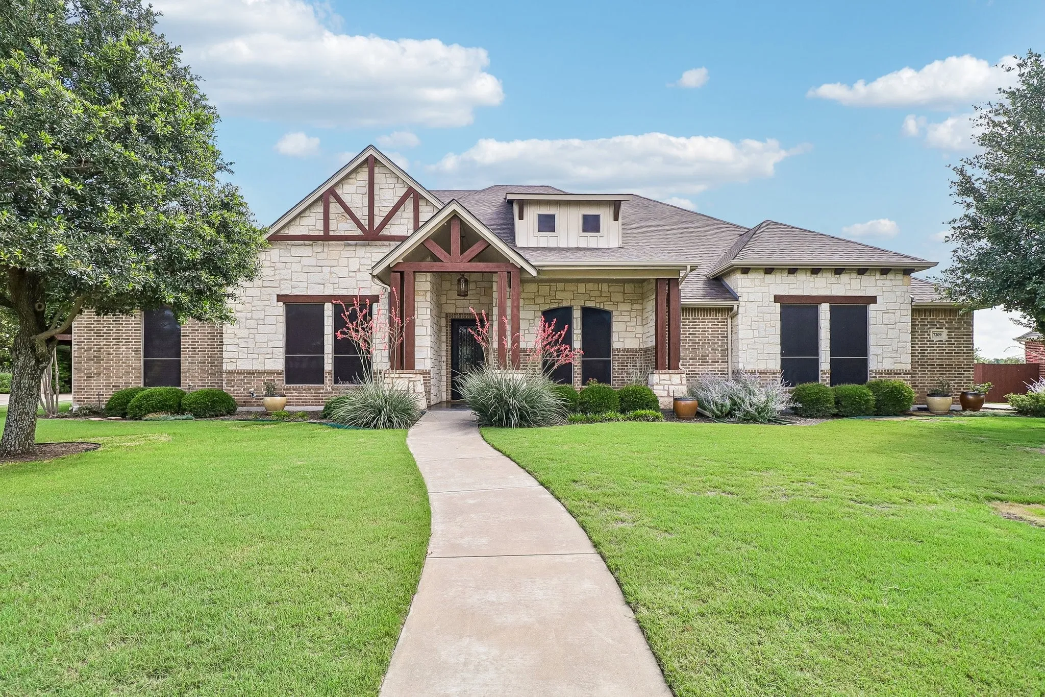 Single Family Residence For Sale in Ellis County , 7209 Hill Country Court, Midlothian, Texas 76065, 4 Bedroom, 3 Bathroom, 3 Garage spaces, 3,370 Sqft, built in 2008, mls#21382740, Real Estate Agent in Midlothian, Homes For Sale in Ellis county, Homes For Sale in Midlothian, Realtor in Midlothian Texas, Real Estate Brokerage Independent Realty Texas, Luminita Cordes Realtor