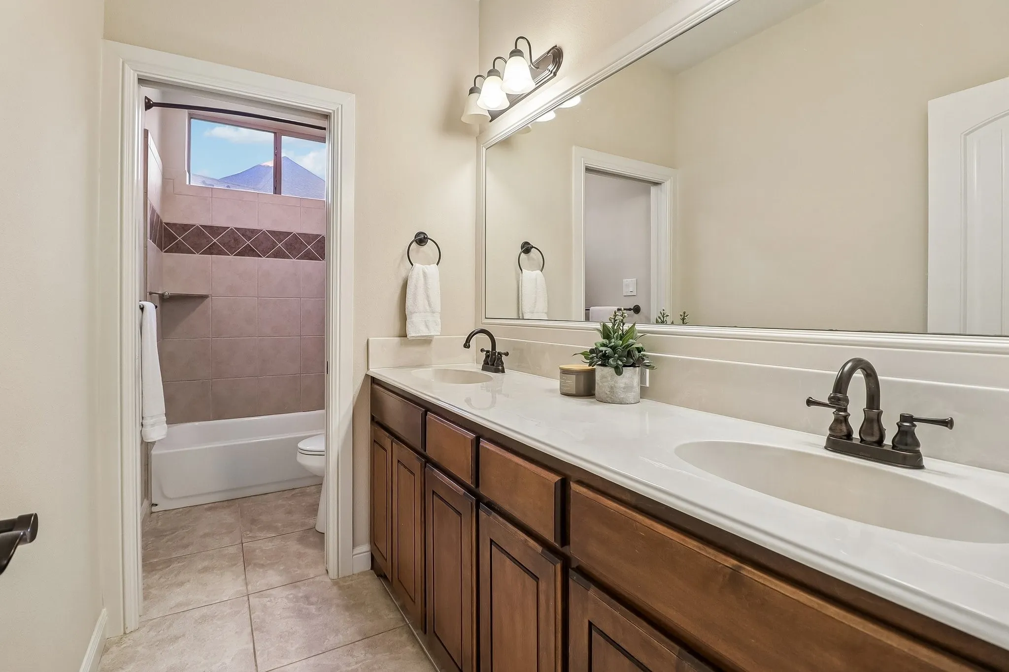 Single Family Residence For Sale in Ellis County , 7209 Hill Country Court, Midlothian, Texas 76065, 4 Bedroom, 3 Bathroom, 3 Garage spaces, 3,370 Sqft, built in 2008, mls#21382740, Real Estate Agent in Midlothian, Homes For Sale in Ellis county, Homes For Sale in Midlothian, Realtor in Midlothian Texas, Real Estate Brokerage Independent Realty Texas, Luminita Cordes Realtor