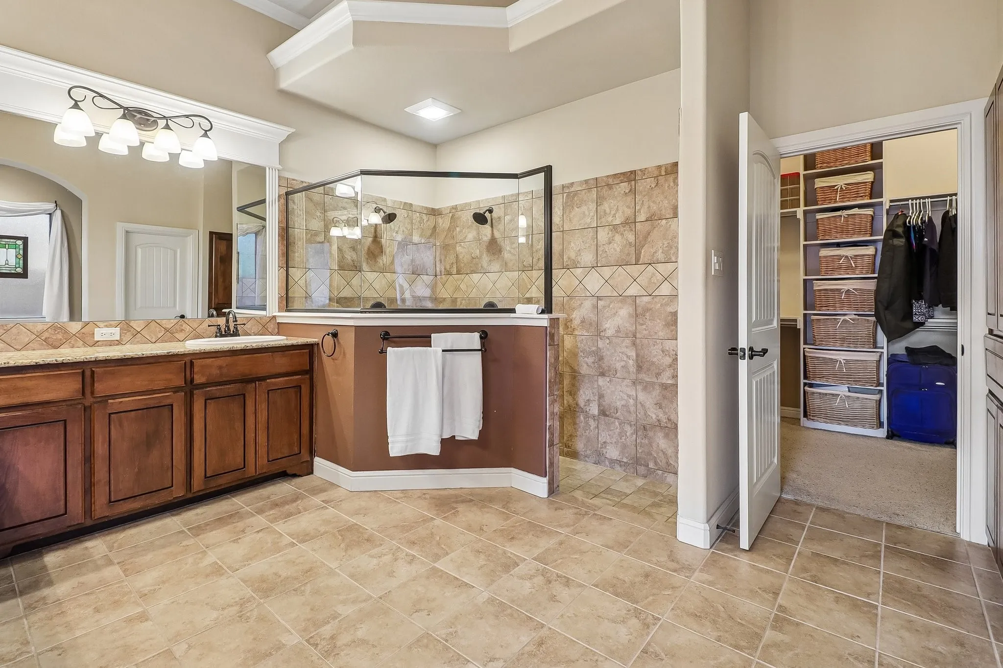Single Family Residence For Sale in Ellis County , 7209 Hill Country Court, Midlothian, Texas 76065, 4 Bedroom, 3 Bathroom, 3 Garage spaces, 3,370 Sqft, built in 2008, mls#21382740, Real Estate Agent in Midlothian, Homes For Sale in Ellis county, Homes For Sale in Midlothian, Realtor in Midlothian Texas, Real Estate Brokerage Independent Realty Texas, Luminita Cordes Realtor