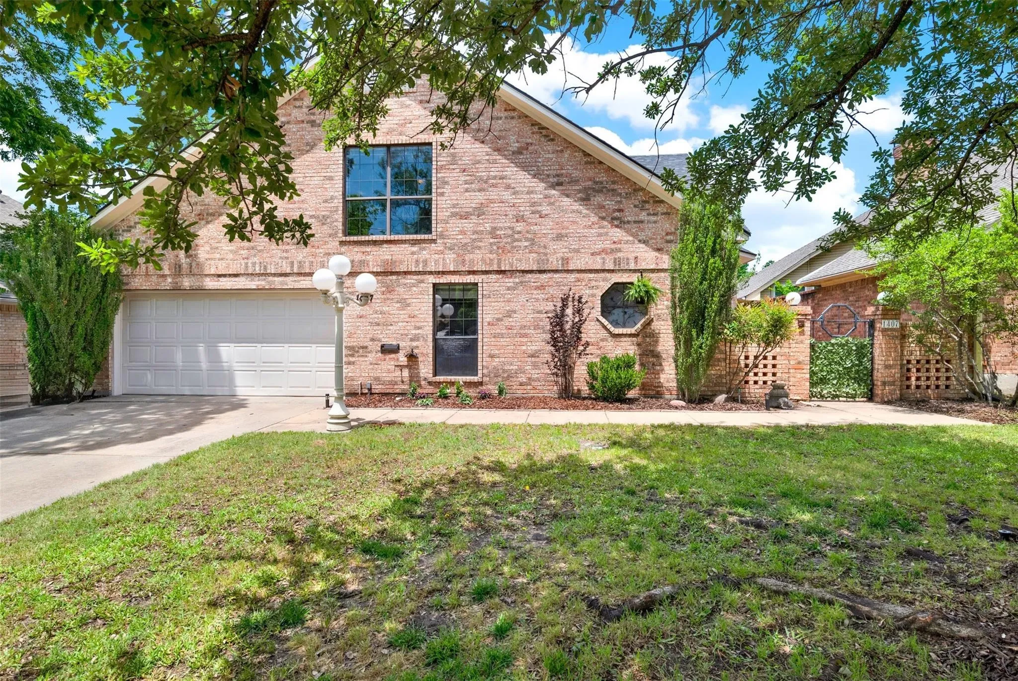 Single Family Residence For Sale in Grayson County , 1407 W Mulberry Street, Sherman, Texas 75092, 3 Bedroom, 2 Bathroom, 2 Garage spaces, 2,265 Sqft, built in 1992, mls#21382729, Real Estate Agent in Sherman, Homes For Sale in Grayson county, Homes For Sale in Sherman, Realtor in Sherman Texas, Real Estate Brokerage Independent Realty Texas, Luminita Cordes Realtor