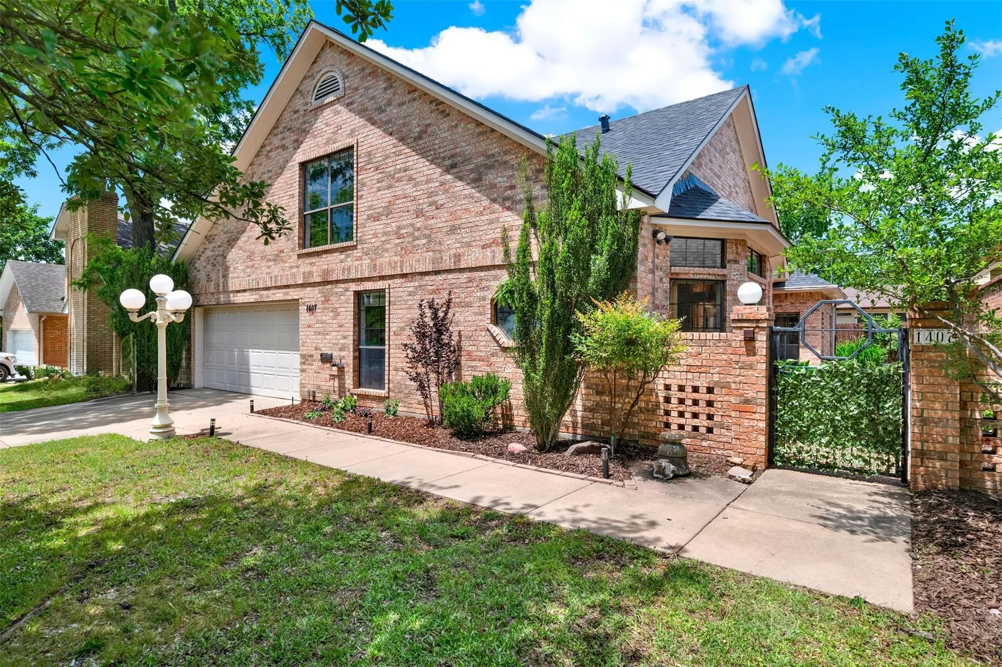 Single Family Residence For Sale in Grayson County , 1407 W Mulberry Street, Sherman, Texas 75092, 3 Bedroom, 2 Bathroom, 2 Garage spaces, 2,265 Sqft, built in 1992, mls#21382729, Real Estate Agent in Sherman, Homes For Sale in Grayson county, Homes For Sale in Sherman, Realtor in Sherman Texas, Real Estate Brokerage Independent Realty Texas, Luminita Cordes Realtor