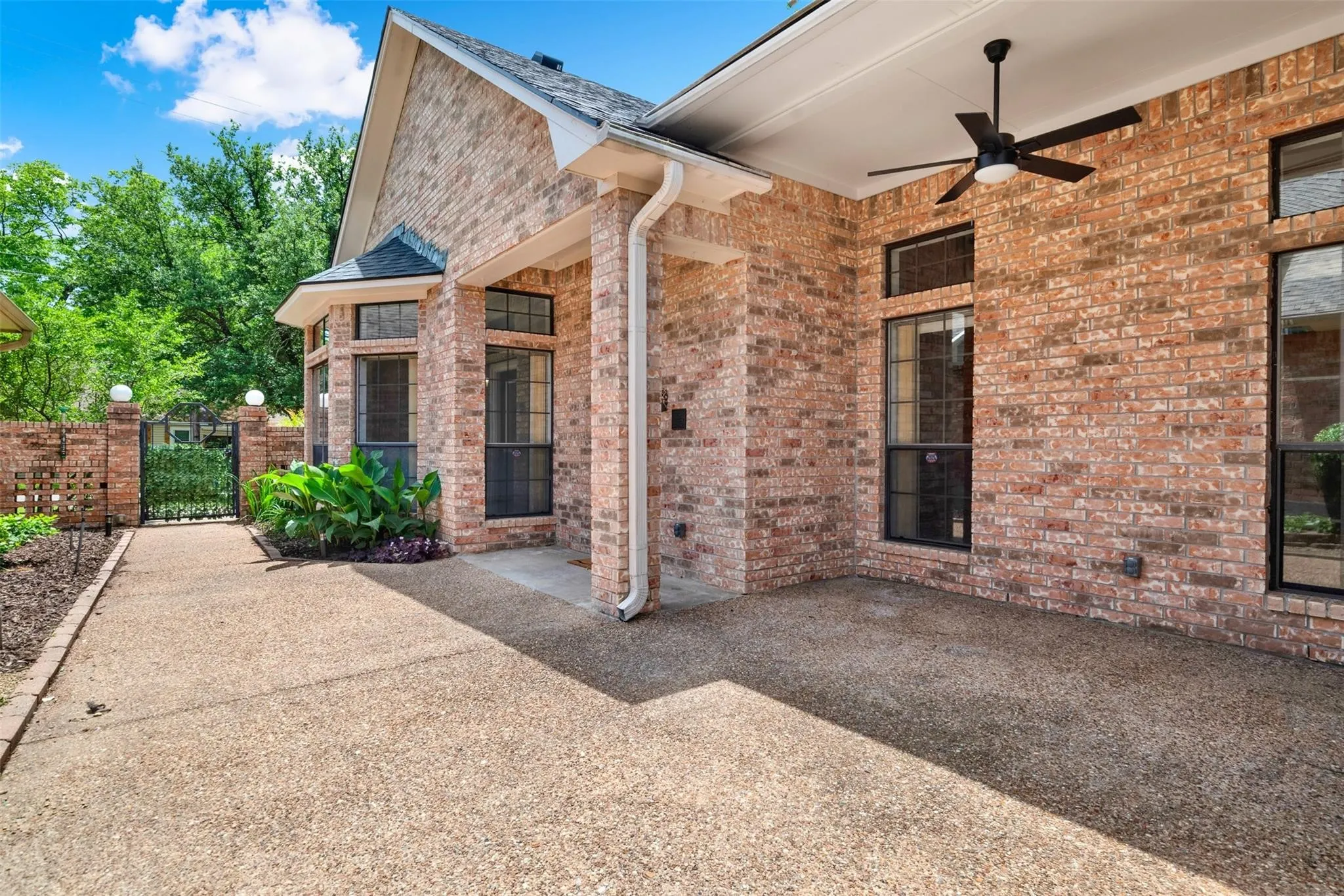 Single Family Residence For Sale in Grayson County , 1407 W Mulberry Street, Sherman, Texas 75092, 3 Bedroom, 2 Bathroom, 2 Garage spaces, 2,265 Sqft, built in 1992, mls#21382729, Real Estate Agent in Sherman, Homes For Sale in Grayson county, Homes For Sale in Sherman, Realtor in Sherman Texas, Real Estate Brokerage Independent Realty Texas, Luminita Cordes Realtor