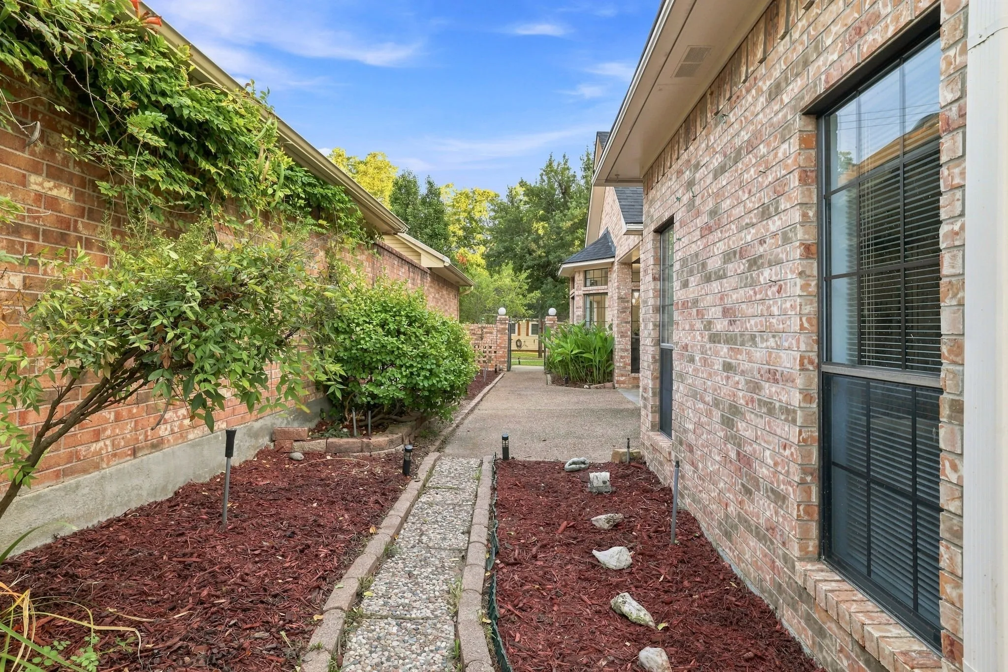 Single Family Residence For Sale in Grayson County , 1407 W Mulberry Street, Sherman, Texas 75092, 3 Bedroom, 2 Bathroom, 2 Garage spaces, 2,265 Sqft, built in 1992, mls#21382729, Real Estate Agent in Sherman, Homes For Sale in Grayson county, Homes For Sale in Sherman, Realtor in Sherman Texas, Real Estate Brokerage Independent Realty Texas, Luminita Cordes Realtor