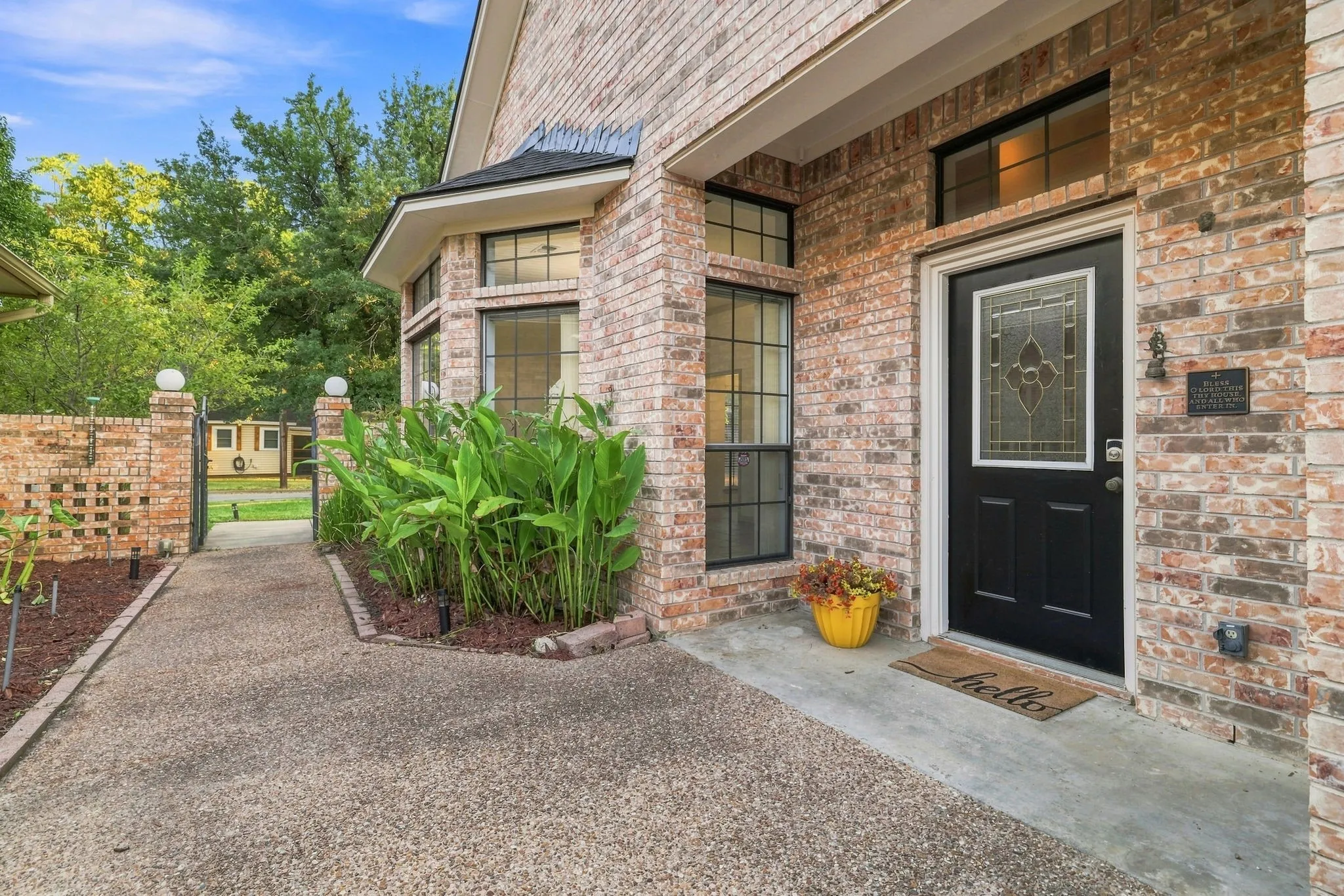 Single Family Residence For Sale in Grayson County , 1407 W Mulberry Street, Sherman, Texas 75092, 3 Bedroom, 2 Bathroom, 2 Garage spaces, 2,265 Sqft, built in 1992, mls#21382729, Real Estate Agent in Sherman, Homes For Sale in Grayson county, Homes For Sale in Sherman, Realtor in Sherman Texas, Real Estate Brokerage Independent Realty Texas, Luminita Cordes Realtor