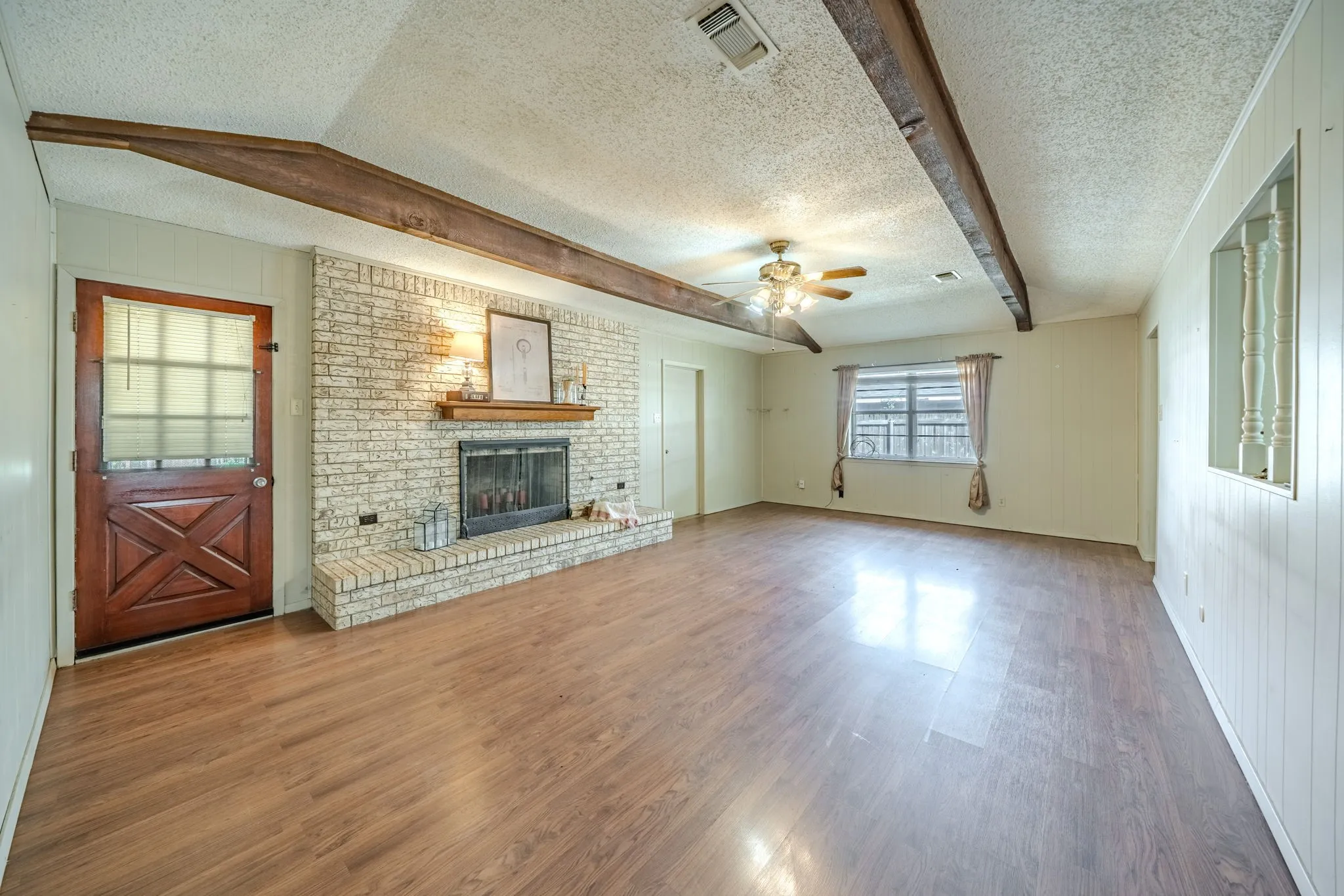 Single Family Residence For Sale in Ellis County , 1517 Meadow Court, Midlothian, Texas 76065, 3 Bedroom, 2 Bathroom, 2 Garage spaces, 1,319 Sqft, built in 1977, mls#21382743, Real Estate Agent in Midlothian, Homes For Sale in Ellis county, Homes For Sale in Midlothian, Realtor in Midlothian Texas, Real Estate Brokerage Independent Realty Texas, Luminita Cordes Realtor
