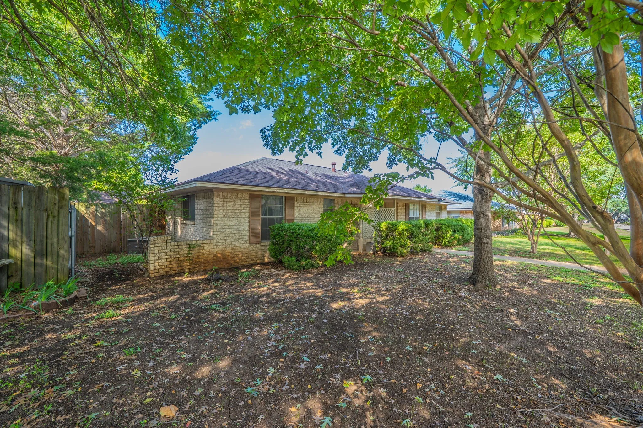 Single Family Residence For Sale in Ellis County , 1517 Meadow Court, Midlothian, Texas 76065, 3 Bedroom, 2 Bathroom, 2 Garage spaces, 1,319 Sqft, built in 1977, mls#21382743, Real Estate Agent in Midlothian, Homes For Sale in Ellis county, Homes For Sale in Midlothian, Realtor in Midlothian Texas, Real Estate Brokerage Independent Realty Texas, Luminita Cordes Realtor