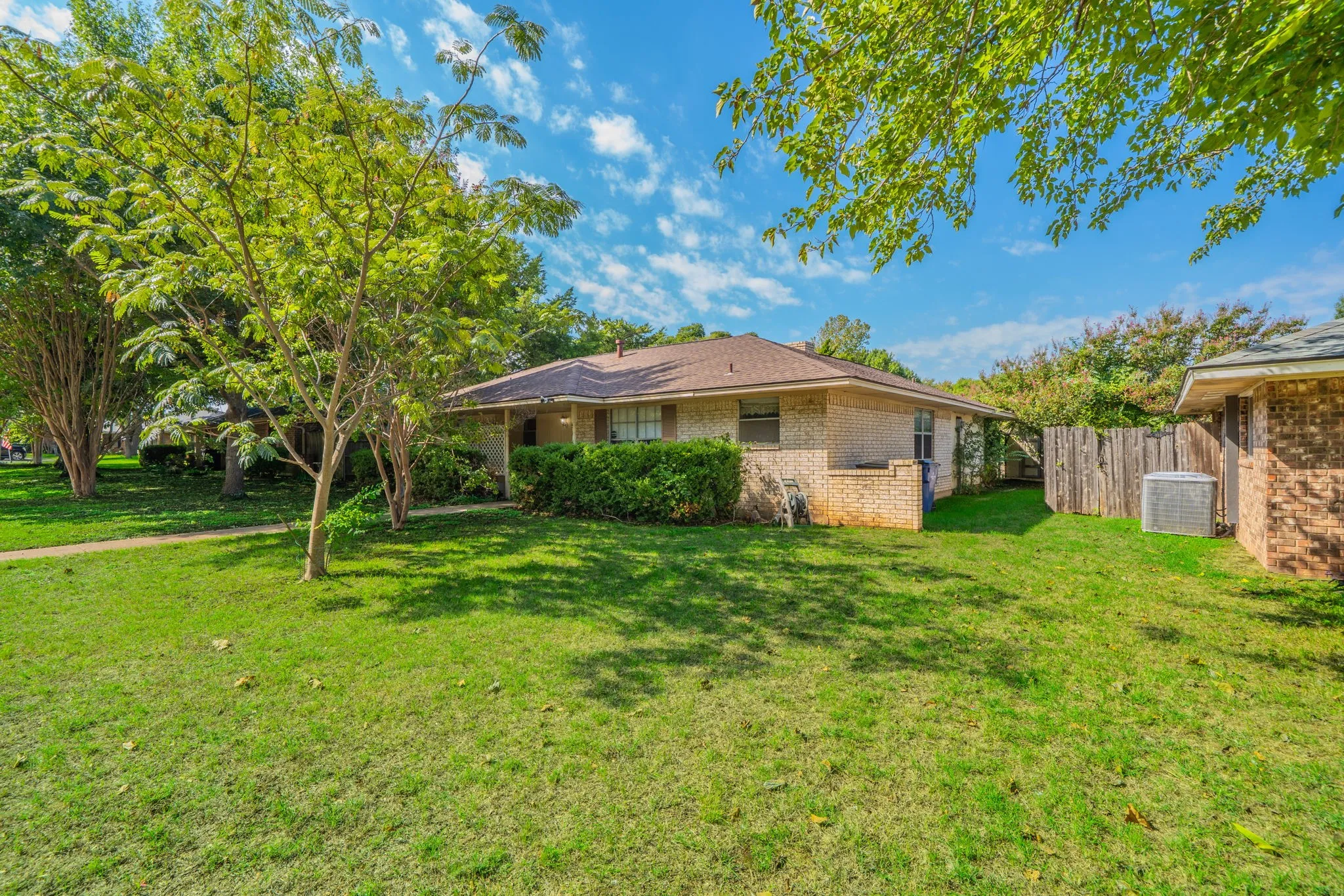 Single Family Residence For Sale in Ellis County , 1517 Meadow Court, Midlothian, Texas 76065, 3 Bedroom, 2 Bathroom, 2 Garage spaces, 1,319 Sqft, built in 1977, mls#21382743, Real Estate Agent in Midlothian, Homes For Sale in Ellis county, Homes For Sale in Midlothian, Realtor in Midlothian Texas, Real Estate Brokerage Independent Realty Texas, Luminita Cordes Realtor