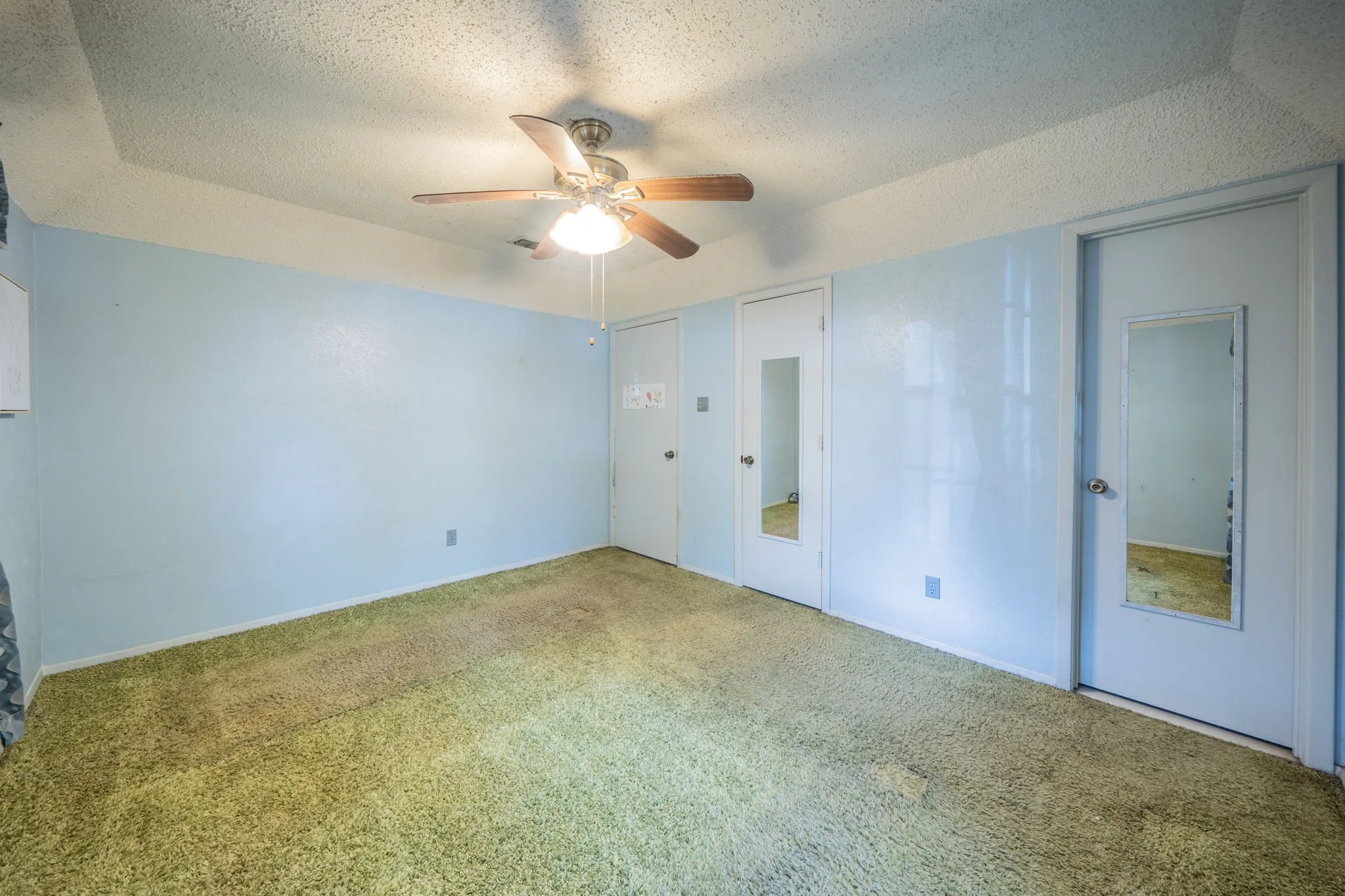 Tray ceiling with a ceiling fan light fixture