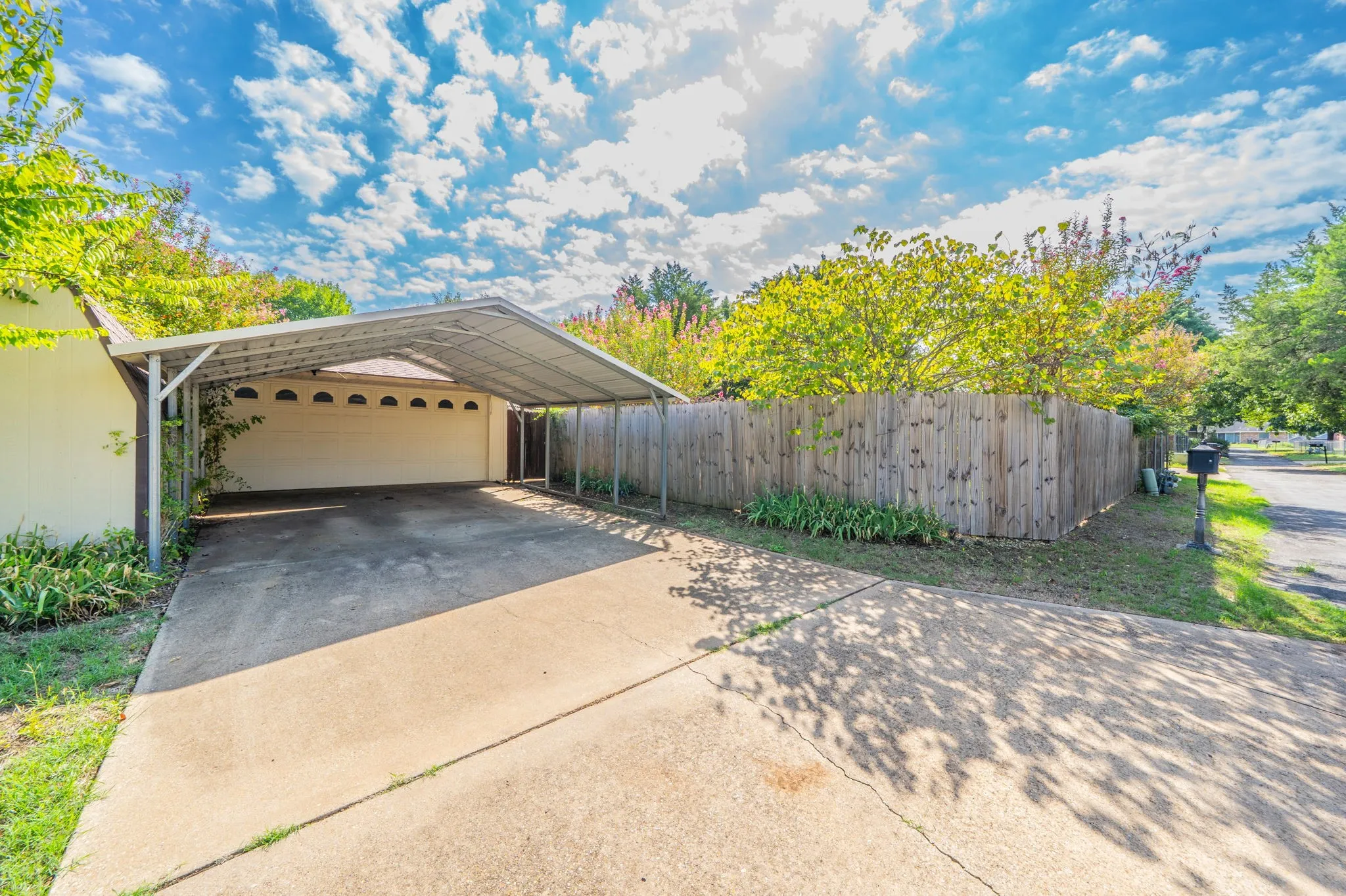 Single Family Residence For Sale in Ellis County , 1517 Meadow Court, Midlothian, Texas 76065, 3 Bedroom, 2 Bathroom, 2 Garage spaces, 1,319 Sqft, built in 1977, mls#21382743, Real Estate Agent in Midlothian, Homes For Sale in Ellis county, Homes For Sale in Midlothian, Realtor in Midlothian Texas, Real Estate Brokerage Independent Realty Texas, Luminita Cordes Realtor