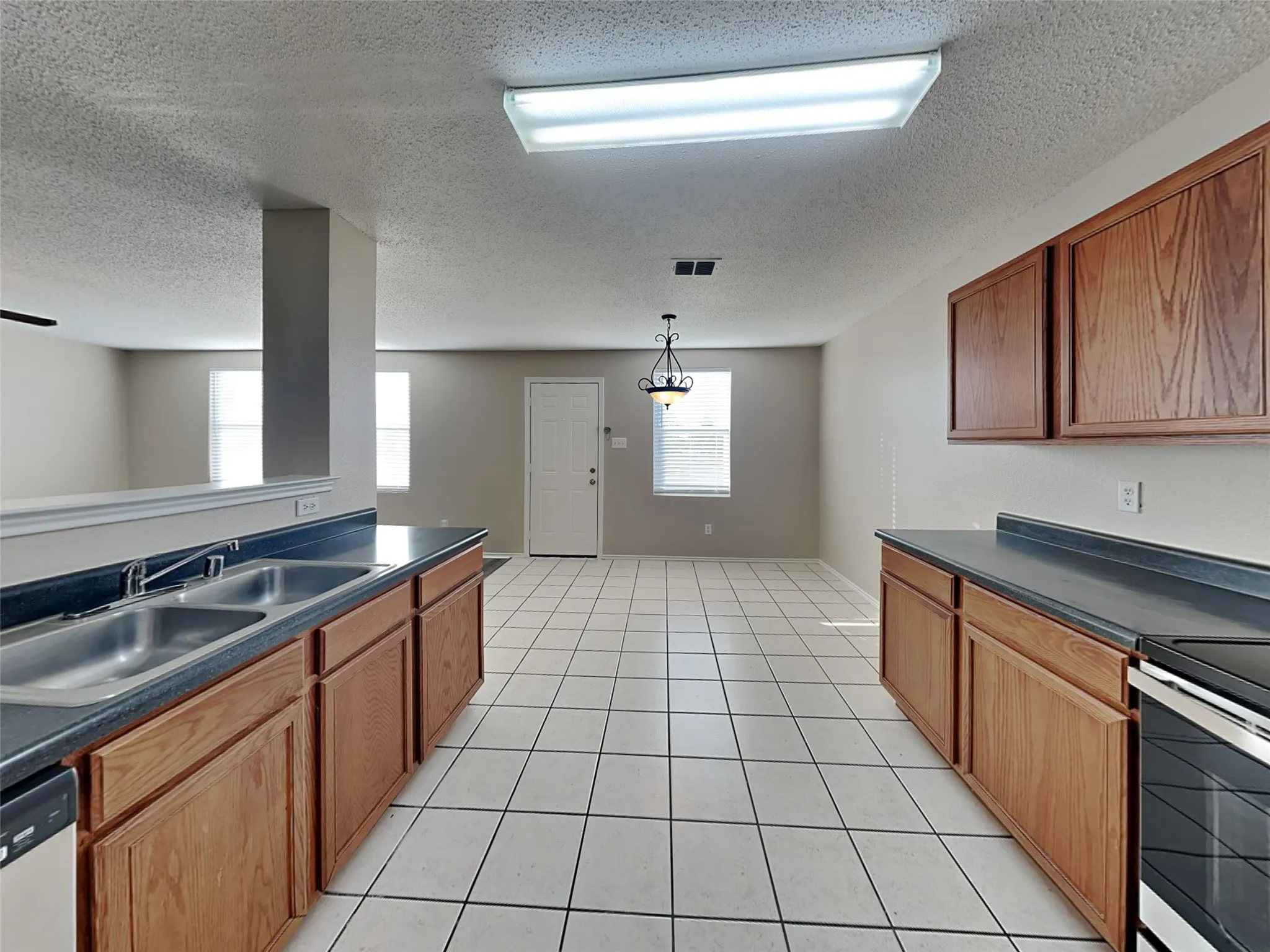 Single Family Residence For Rent in Tarrant County , 600 Ragwood Road, Arlington, Texas 76002, 4 Bedroom, 3 Bathroom, 2 Garage spaces, 2,910 Sqft, built in 2004, mls#21382747, Real Estate Agent in Arlington, Homes For Rent in Tarrant county, Homes For Rent in Arlington, Realtor in Arlington Texas, Real Estate Brokerage Independent Realty Texas, Luminita Cordes Realtor