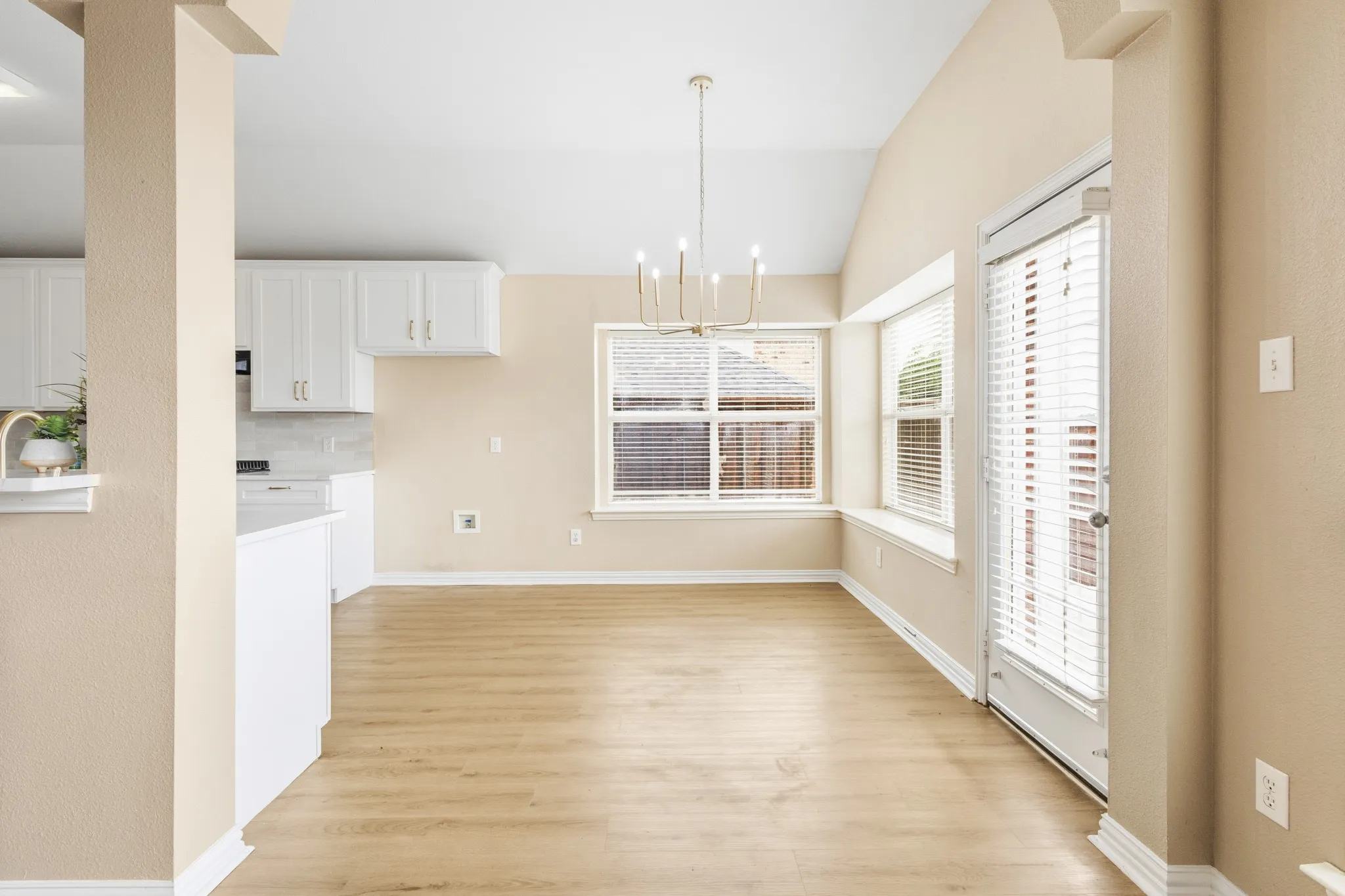 Single Family Residence For Sale in Denton County , 1308 Island Drive, Carrollton, Texas 75007, 4 Bedroom, 3 Bathroom, 2 Garage spaces, 2,863 Sqft, built in 2002, mls#21382758, Real Estate Agent in Carrollton, Homes For Sale in Denton county, Homes For Sale in Carrollton, Realtor in Carrollton Texas, Real Estate Brokerage Independent Realty Texas, Luminita Cordes Realtor