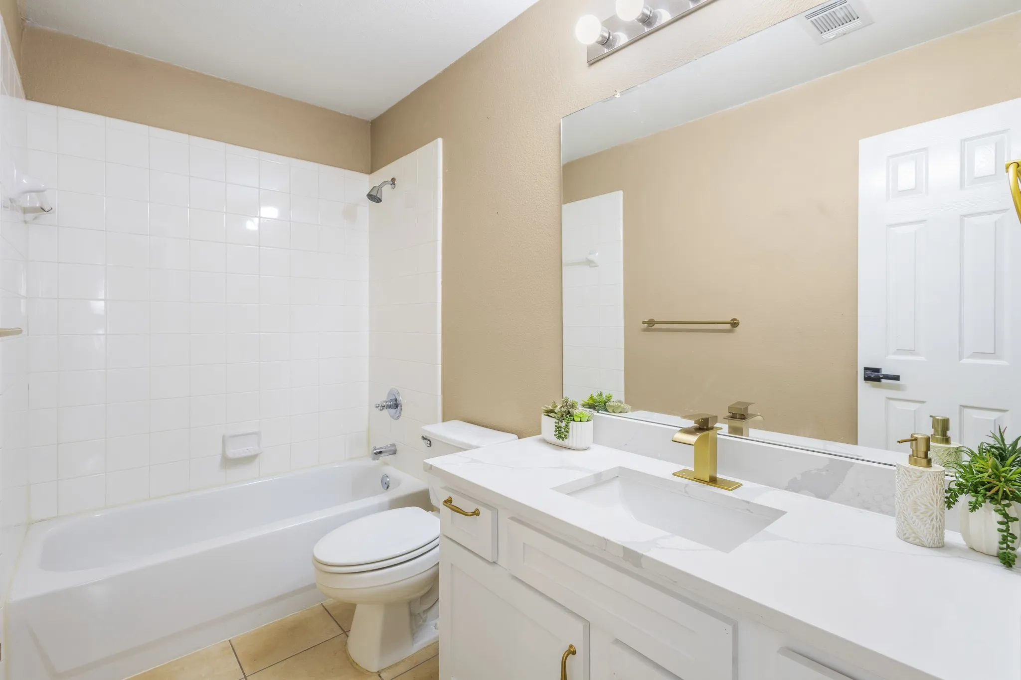 Single Family Residence For Sale in Denton County , 1308 Island Drive, Carrollton, Texas 75007, 4 Bedroom, 3 Bathroom, 2 Garage spaces, 2,863 Sqft, built in 2002, mls#21382758, Real Estate Agent in Carrollton, Homes For Sale in Denton county, Homes For Sale in Carrollton, Realtor in Carrollton Texas, Real Estate Brokerage Independent Realty Texas, Luminita Cordes Realtor