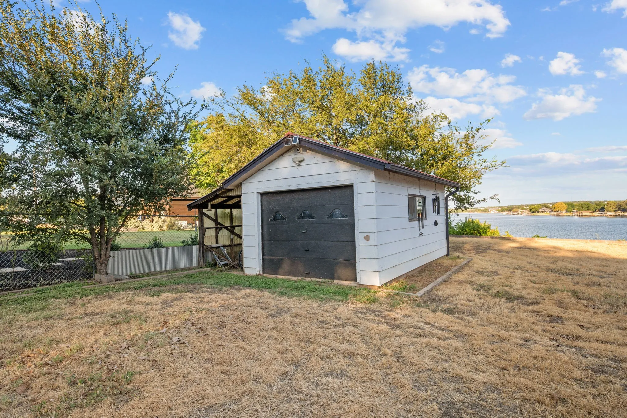 Single Family Residence For Sale in Hood County , 400 W Atchley Drive, Granbury, Texas 76048, 4 Bedroom, 3 Bathroom, 2 Garage spaces, 2,708 Sqft, built in 1969, mls#21381965, Real Estate Agent in Granbury, Homes For Sale in Hood county, Homes For Sale in Granbury, Realtor in Granbury Texas, Real Estate Brokerage Independent Realty Texas, Luminita Cordes Realtor