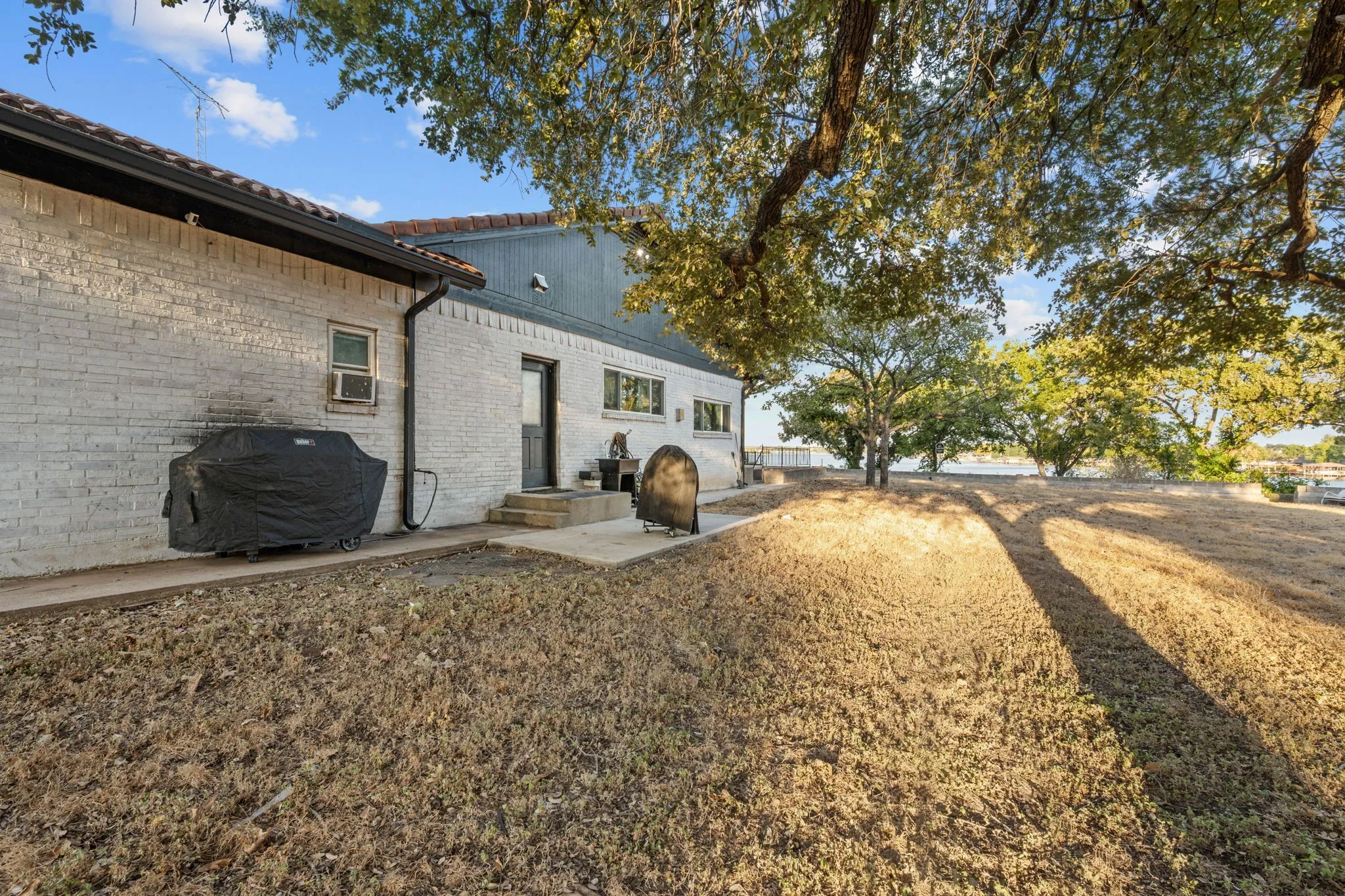 Single Family Residence For Sale in Hood County , 400 W Atchley Drive, Granbury, Texas 76048, 4 Bedroom, 3 Bathroom, 2 Garage spaces, 2,708 Sqft, built in 1969, mls#21381965, Real Estate Agent in Granbury, Homes For Sale in Hood county, Homes For Sale in Granbury, Realtor in Granbury Texas, Real Estate Brokerage Independent Realty Texas, Luminita Cordes Realtor