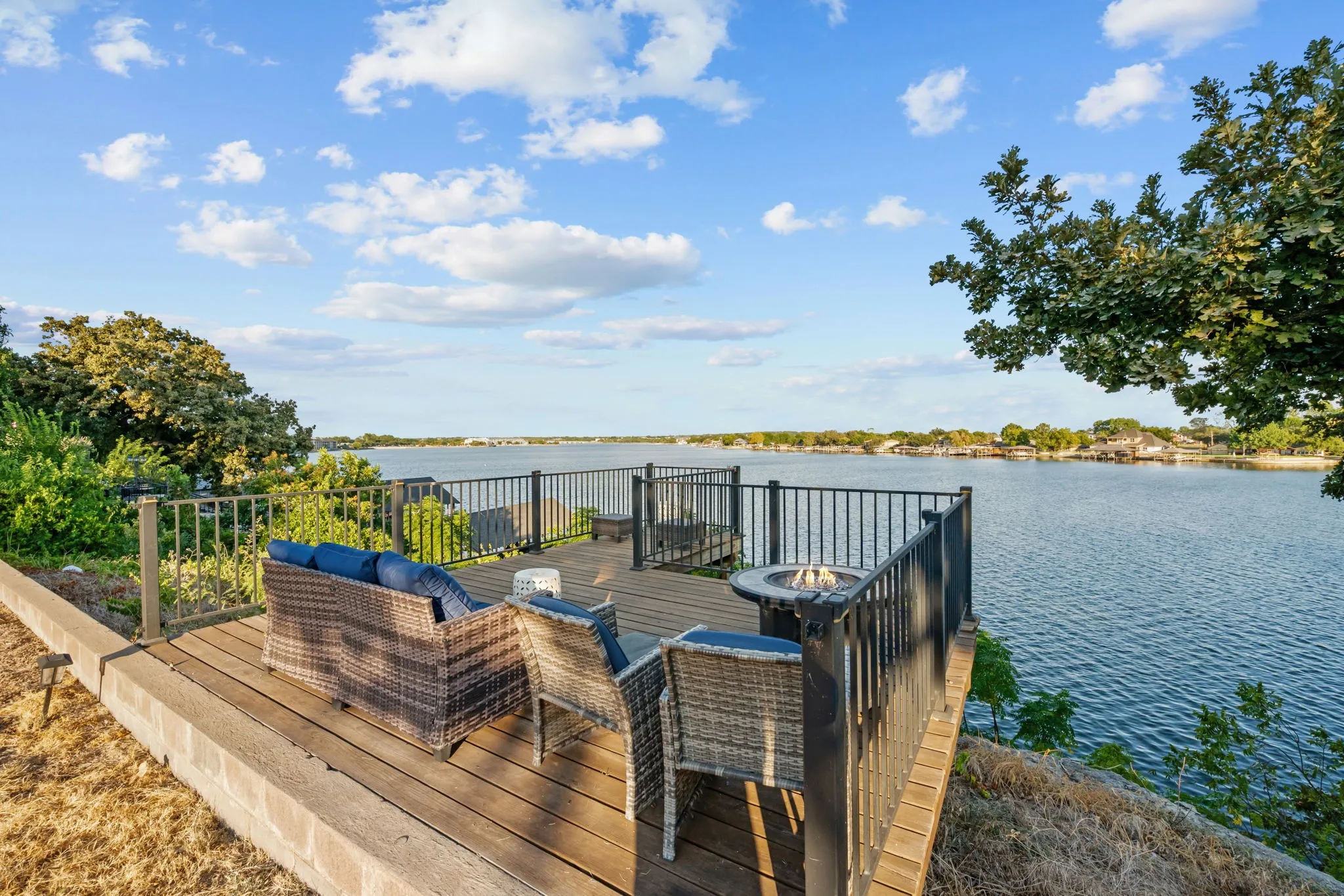 Single Family Residence For Sale in Hood County , 400 W Atchley Drive, Granbury, Texas 76048, 4 Bedroom, 3 Bathroom, 2 Garage spaces, 2,708 Sqft, built in 1969, mls#21381965, Real Estate Agent in Granbury, Homes For Sale in Hood county, Homes For Sale in Granbury, Realtor in Granbury Texas, Real Estate Brokerage Independent Realty Texas, Luminita Cordes Realtor