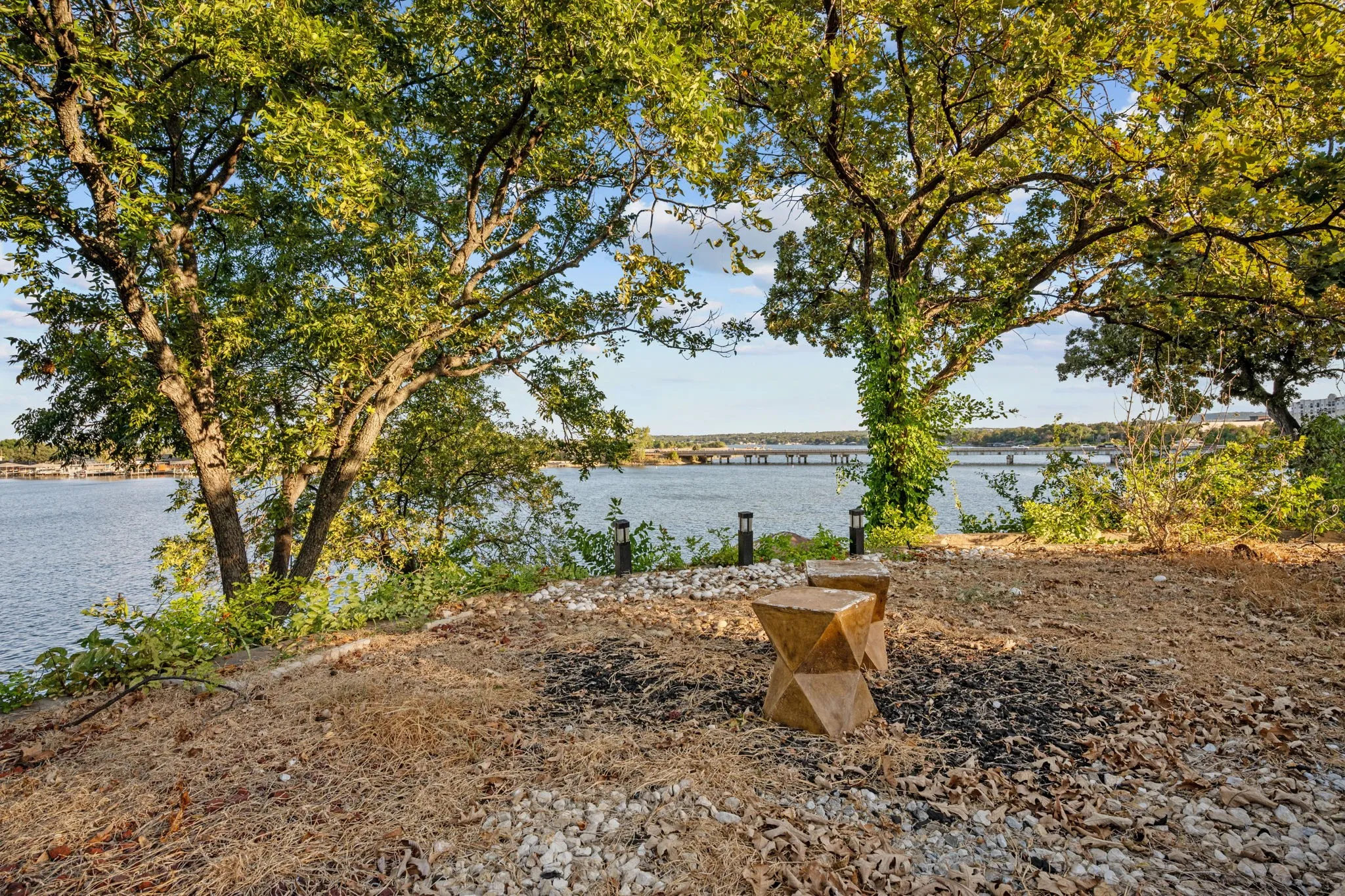 Another sitting area to enjoy the lake