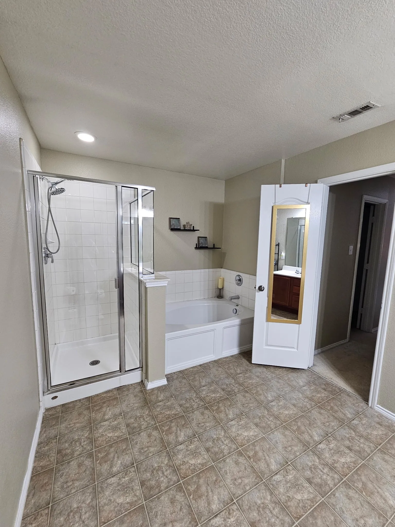 Single Family Residence For Rent in Tarrant County , 824 Green Heath Avenue, Fort Worth, Texas 76120, 3 Bedroom, 3 Bathroom, 2 Garage spaces, 2,642 Sqft, built in 2009, mls#21380157, Real Estate Agent in Fort Worth, Homes For Rent in Tarrant county, Homes For Rent in Fort Worth, Realtor in Fort Worth Texas, Real Estate Brokerage Independent Realty Texas, Luminita Cordes Realtor