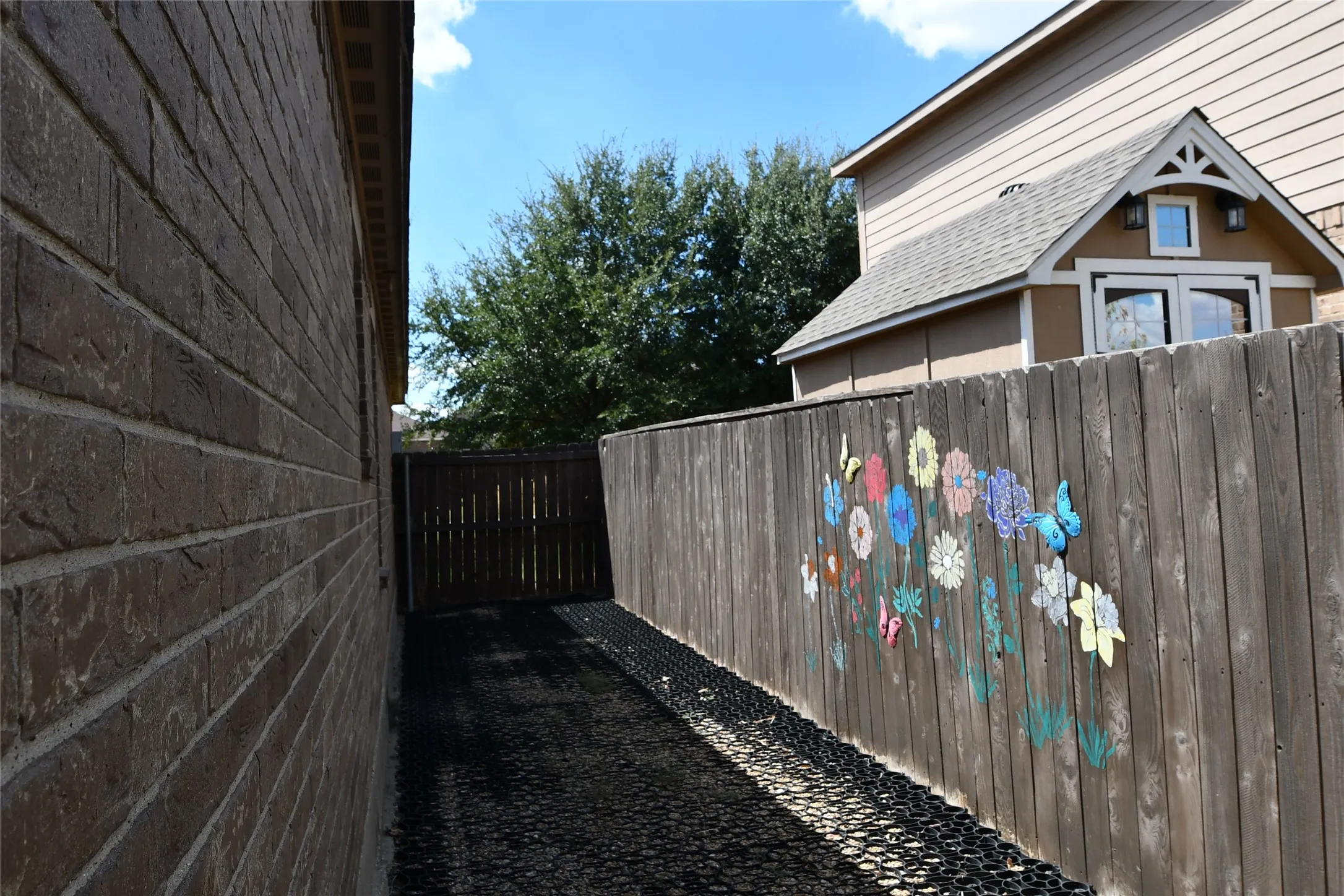 Single Family Residence For Sale in Wise County , 215 Dodge City Trail, Newark, Texas 76071, 3 Bedroom, 2 Bathroom, 2 Garage spaces, 1,330 Sqft, built in 2011, mls#21380411, Real Estate Agent in Newark, Homes For Sale in Wise county, Homes For Sale in Newark, Realtor in Newark Texas, Real Estate Brokerage Independent Realty Texas, Luminita Cordes Realtor