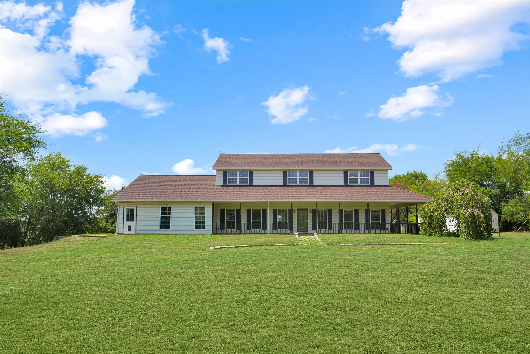 Single Family Residence For Sale in Van Zandt County , 2473 Vz County Road 2621, Wills Point, Texas 75169, 4 Bedroom, 3 Bathroom, Garage spaces, 3,072 Sqft, built in 2003, mls#21382772, Real Estate Agent in Wills Point, Homes For Sale in Van Zandt county, Homes For Sale in Wills Point, Realtor in Wills Point Texas, Real Estate Brokerage Independent Realty Texas, Luminita Cordes Realtor