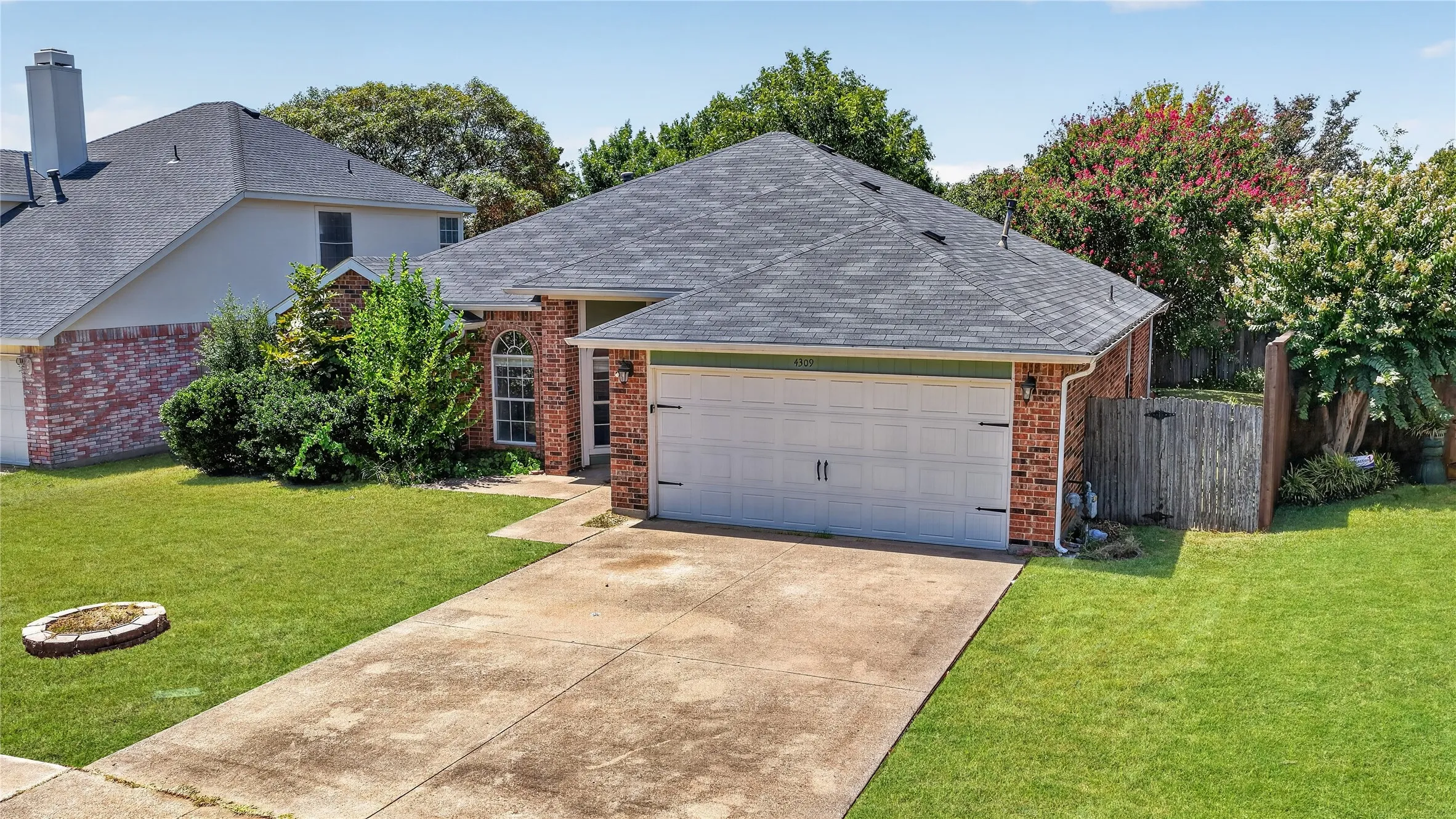 Single Family Residence For Sale in Tarrant County , 4309 Grason Drive, Grand Prairie, Texas 75052, 3 Bedroom, 2 Bathroom, 2 Garage spaces, 1,523 Sqft, built in 1990, mls#21382781, Real Estate Agent in Grand Prairie, Homes For Sale in Tarrant county, Homes For Sale in Grand Prairie, Realtor in Grand Prairie Texas, Real Estate Brokerage Independent Realty Texas, Luminita Cordes Realtor