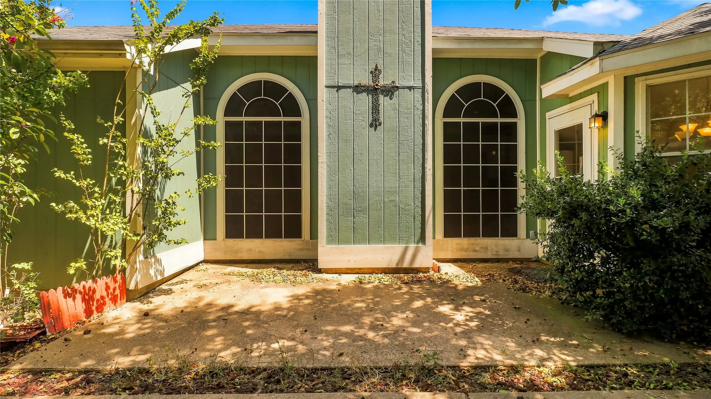 Single Family Residence For Sale in Tarrant County , 4309 Grason Drive, Grand Prairie, Texas 75052, 3 Bedroom, 2 Bathroom, 2 Garage spaces, 1,523 Sqft, built in 1990, mls#21382781, Real Estate Agent in Grand Prairie, Homes For Sale in Tarrant county, Homes For Sale in Grand Prairie, Realtor in Grand Prairie Texas, Real Estate Brokerage Independent Realty Texas, Luminita Cordes Realtor