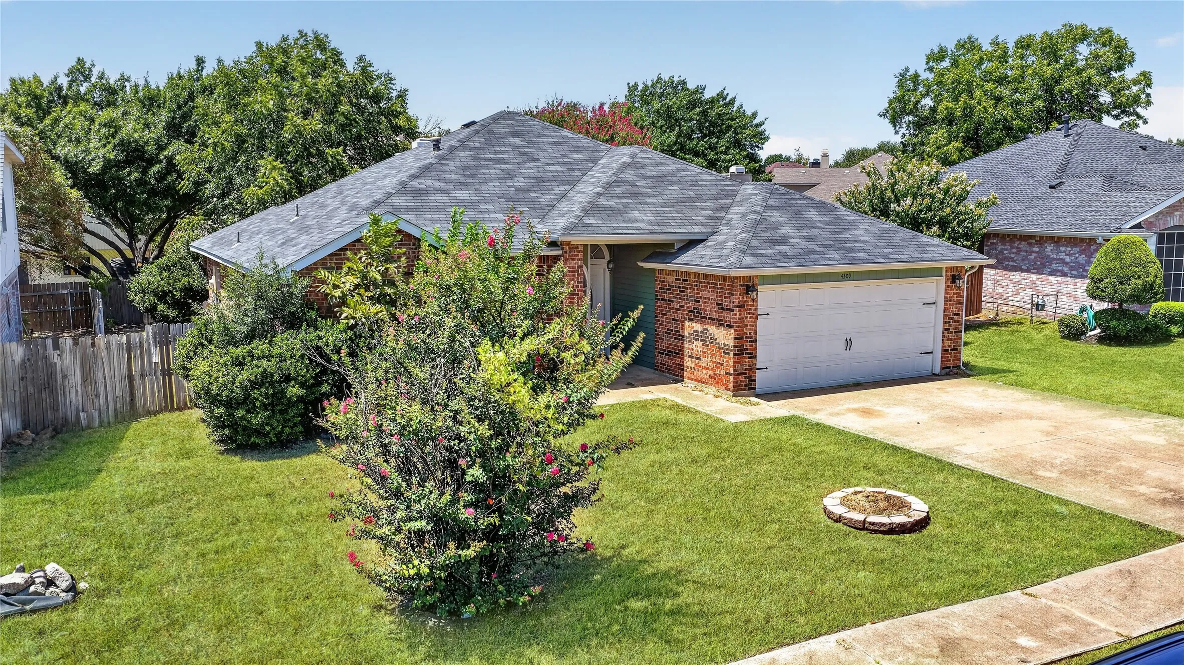 Single Family Residence For Sale in Tarrant County , 4309 Grason Drive, Grand Prairie, Texas 75052, 3 Bedroom, 2 Bathroom, 2 Garage spaces, 1,523 Sqft, built in 1990, mls#21382781, Real Estate Agent in Grand Prairie, Homes For Sale in Tarrant county, Homes For Sale in Grand Prairie, Realtor in Grand Prairie Texas, Real Estate Brokerage Independent Realty Texas, Luminita Cordes Realtor