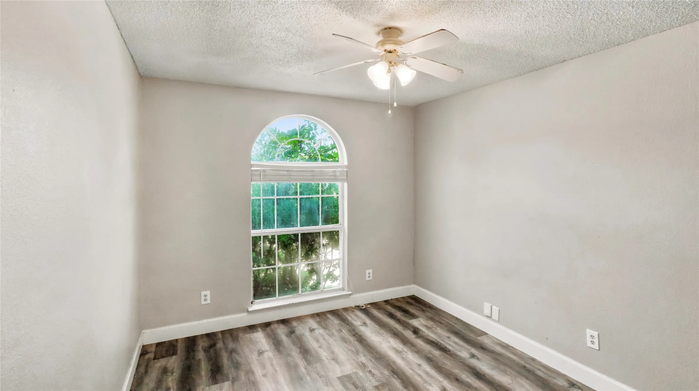 Single Family Residence For Sale in Tarrant County , 4309 Grason Drive, Grand Prairie, Texas 75052, 3 Bedroom, 2 Bathroom, 2 Garage spaces, 1,523 Sqft, built in 1990, mls#21382781, Real Estate Agent in Grand Prairie, Homes For Sale in Tarrant county, Homes For Sale in Grand Prairie, Realtor in Grand Prairie Texas, Real Estate Brokerage Independent Realty Texas, Luminita Cordes Realtor
