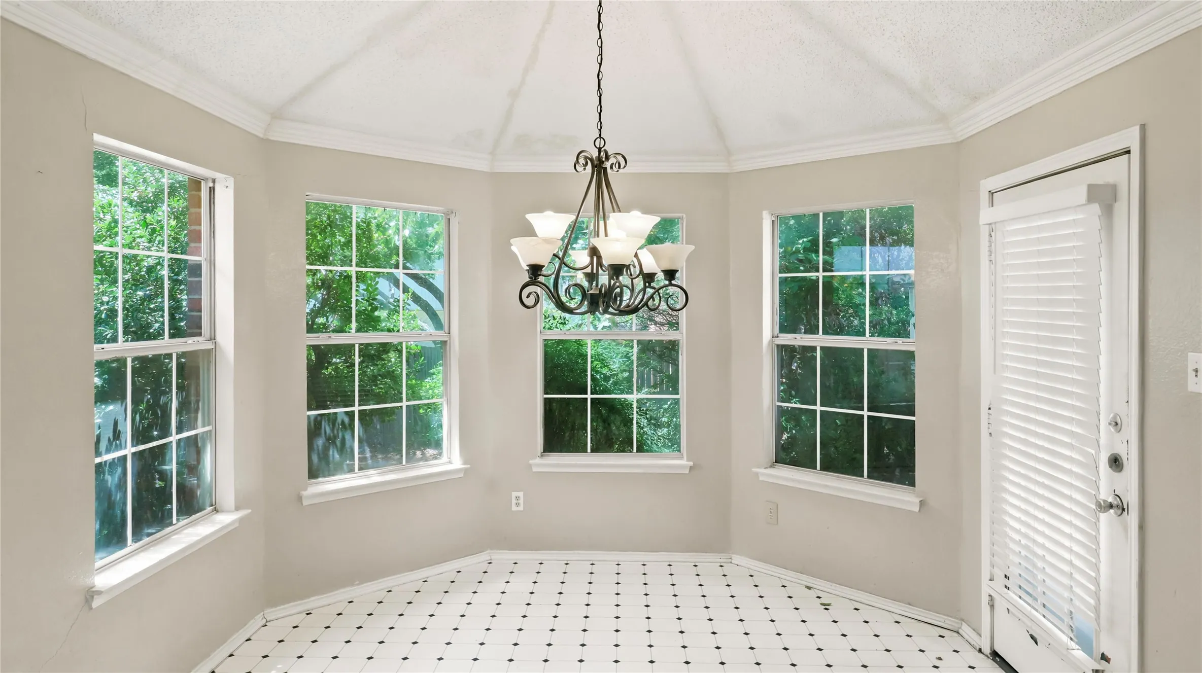 Single Family Residence For Sale in Tarrant County , 4309 Grason Drive, Grand Prairie, Texas 75052, 3 Bedroom, 2 Bathroom, 2 Garage spaces, 1,523 Sqft, built in 1990, mls#21382781, Real Estate Agent in Grand Prairie, Homes For Sale in Tarrant county, Homes For Sale in Grand Prairie, Realtor in Grand Prairie Texas, Real Estate Brokerage Independent Realty Texas, Luminita Cordes Realtor