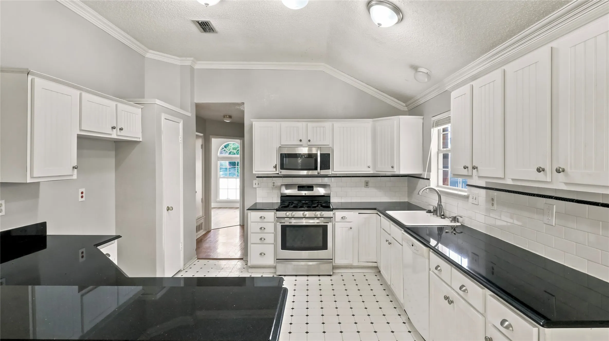 Single Family Residence For Sale in Tarrant County , 4309 Grason Drive, Grand Prairie, Texas 75052, 3 Bedroom, 2 Bathroom, 2 Garage spaces, 1,523 Sqft, built in 1990, mls#21382781, Real Estate Agent in Grand Prairie, Homes For Sale in Tarrant county, Homes For Sale in Grand Prairie, Realtor in Grand Prairie Texas, Real Estate Brokerage Independent Realty Texas, Luminita Cordes Realtor