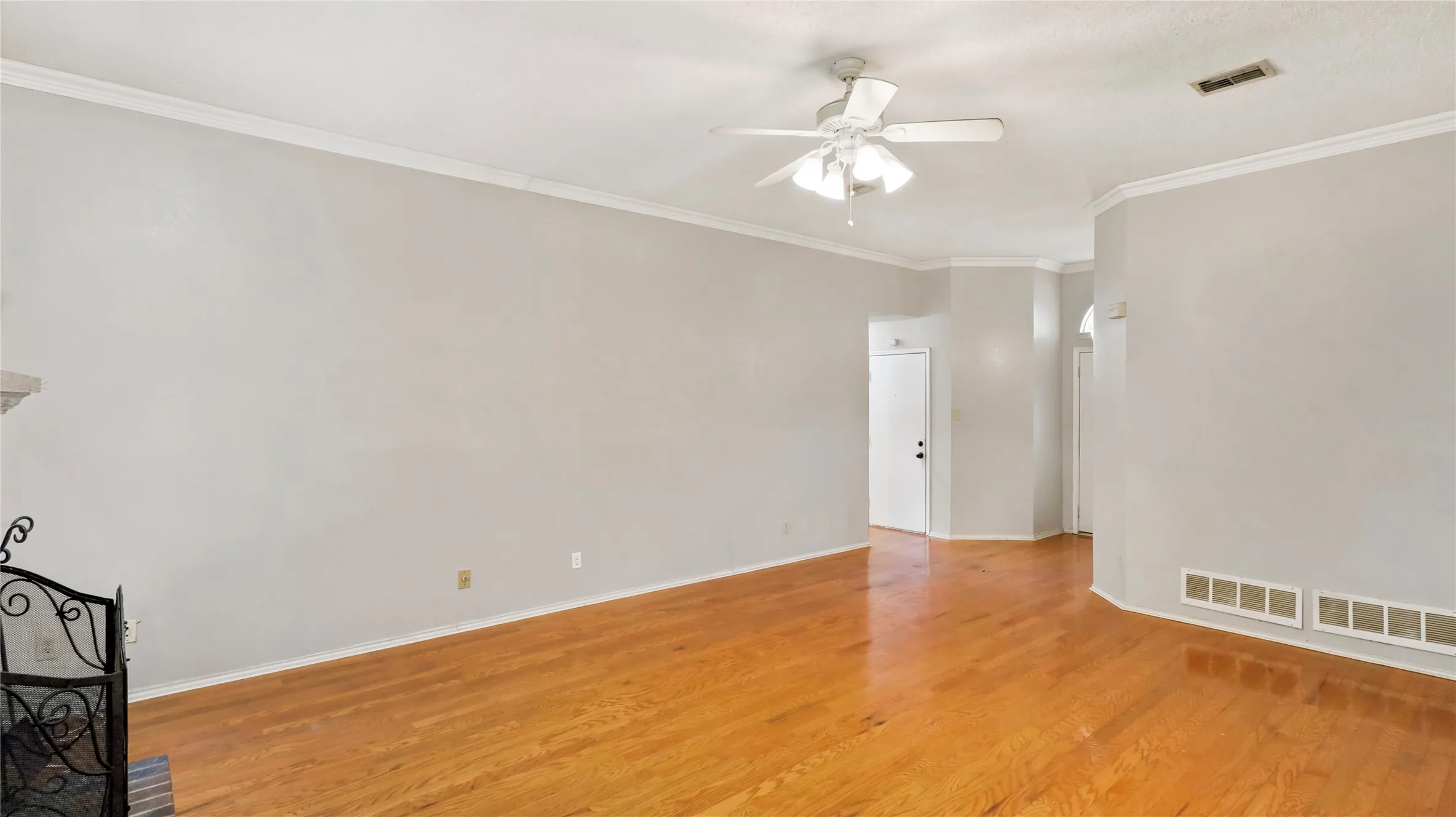 Single Family Residence For Sale in Tarrant County , 4309 Grason Drive, Grand Prairie, Texas 75052, 3 Bedroom, 2 Bathroom, 2 Garage spaces, 1,523 Sqft, built in 1990, mls#21382781, Real Estate Agent in Grand Prairie, Homes For Sale in Tarrant county, Homes For Sale in Grand Prairie, Realtor in Grand Prairie Texas, Real Estate Brokerage Independent Realty Texas, Luminita Cordes Realtor