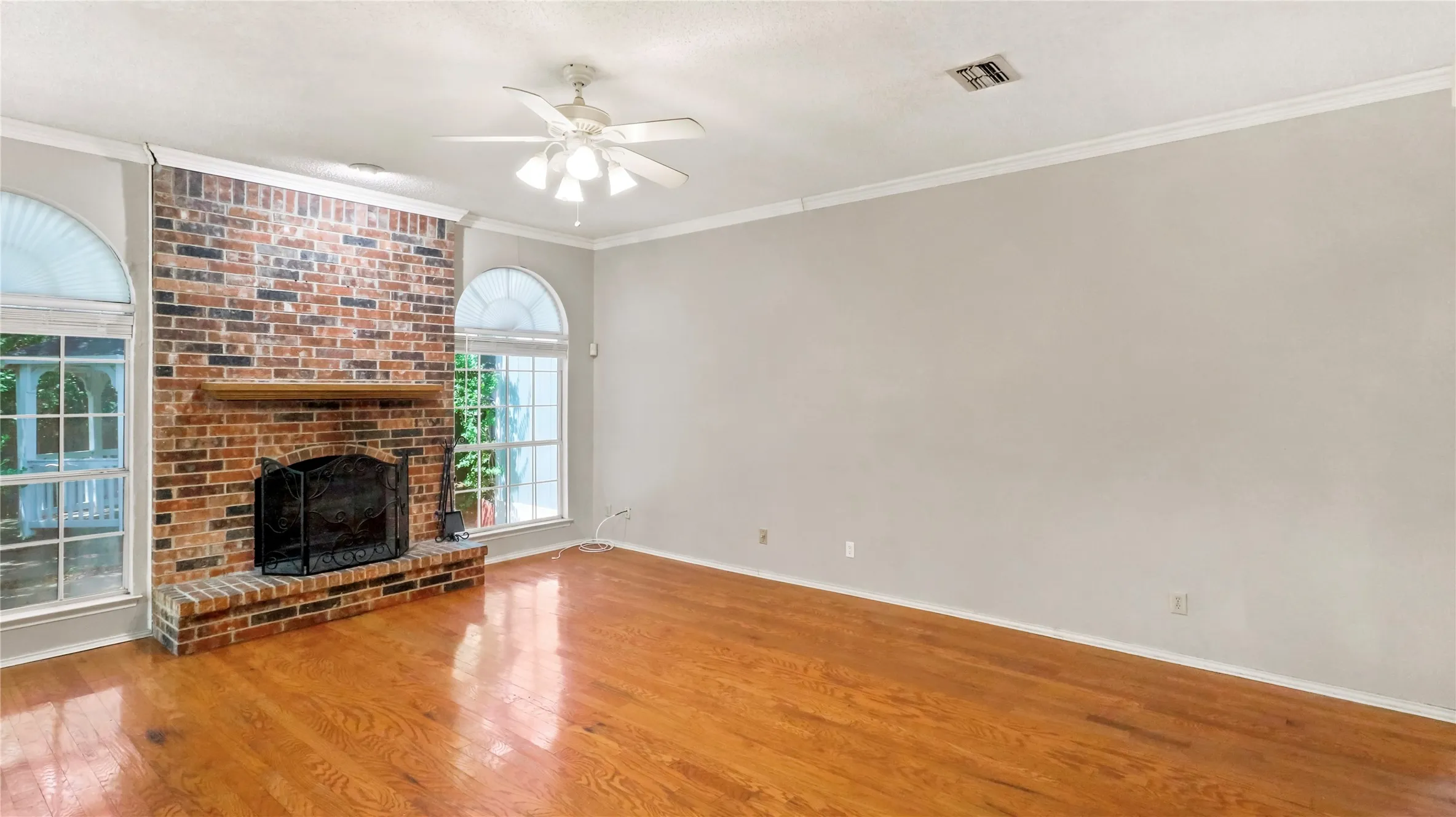 Single Family Residence For Sale in Tarrant County , 4309 Grason Drive, Grand Prairie, Texas 75052, 3 Bedroom, 2 Bathroom, 2 Garage spaces, 1,523 Sqft, built in 1990, mls#21382781, Real Estate Agent in Grand Prairie, Homes For Sale in Tarrant county, Homes For Sale in Grand Prairie, Realtor in Grand Prairie Texas, Real Estate Brokerage Independent Realty Texas, Luminita Cordes Realtor