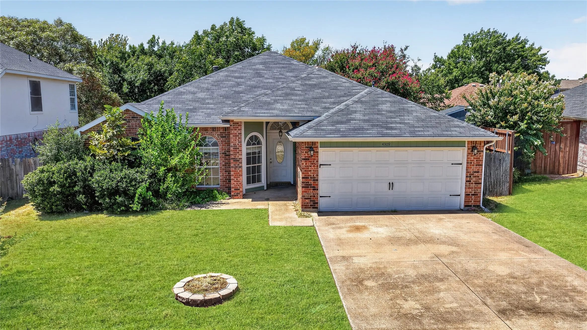 Single Family Residence For Sale in Tarrant County , 4309 Grason Drive, Grand Prairie, Texas 75052, 3 Bedroom, 2 Bathroom, 2 Garage spaces, 1,523 Sqft, built in 1990, mls#21382781, Real Estate Agent in Grand Prairie, Homes For Sale in Tarrant county, Homes For Sale in Grand Prairie, Realtor in Grand Prairie Texas, Real Estate Brokerage Independent Realty Texas, Luminita Cordes Realtor