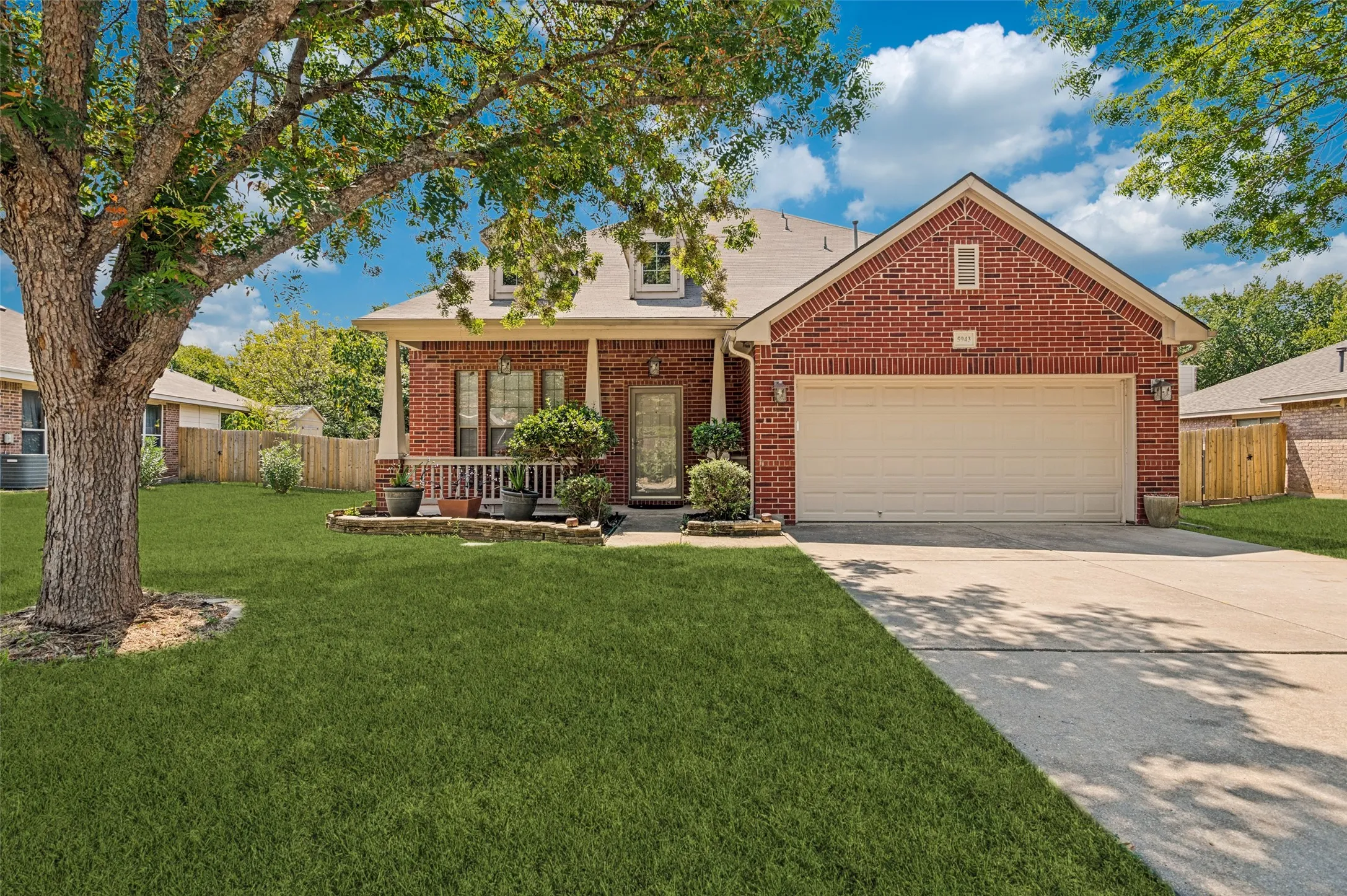 Single Family Residence For Rent in Tarrant County , 5943 Waterford Drive, Grand Prairie, Texas 75052, 4 Bedroom, 3 Bathroom, 2 Garage spaces, 2,652 Sqft, built in 2005, mls#21374448, Real Estate Agent in Grand Prairie, Homes For Rent in Tarrant county, Homes For Rent in Grand Prairie, Realtor in Grand Prairie Texas, Real Estate Brokerage Independent Realty Texas, Luminita Cordes Realtor