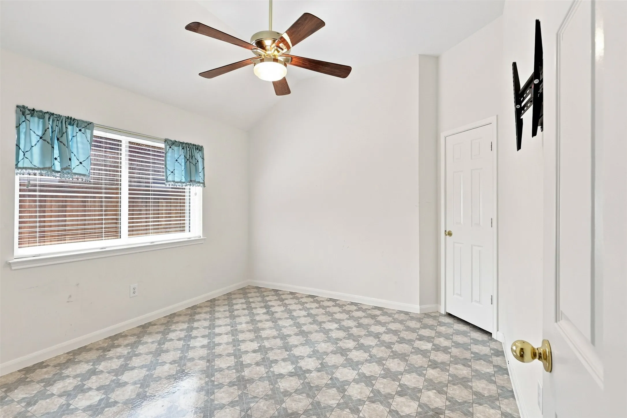 Single Family Residence For Sale in Collin County , 3617 Mackenzie Lane, Richardson, Texas 75082, 4 Bedroom, 2 Bathroom, 3 Garage spaces, 2,393 Sqft, built in 1996, mls#21381151, Real Estate Agent in Richardson, Homes For Sale in Collin county, Homes For Sale in Richardson, Realtor in Richardson Texas, Real Estate Brokerage Independent Realty Texas, Luminita Cordes Realtor