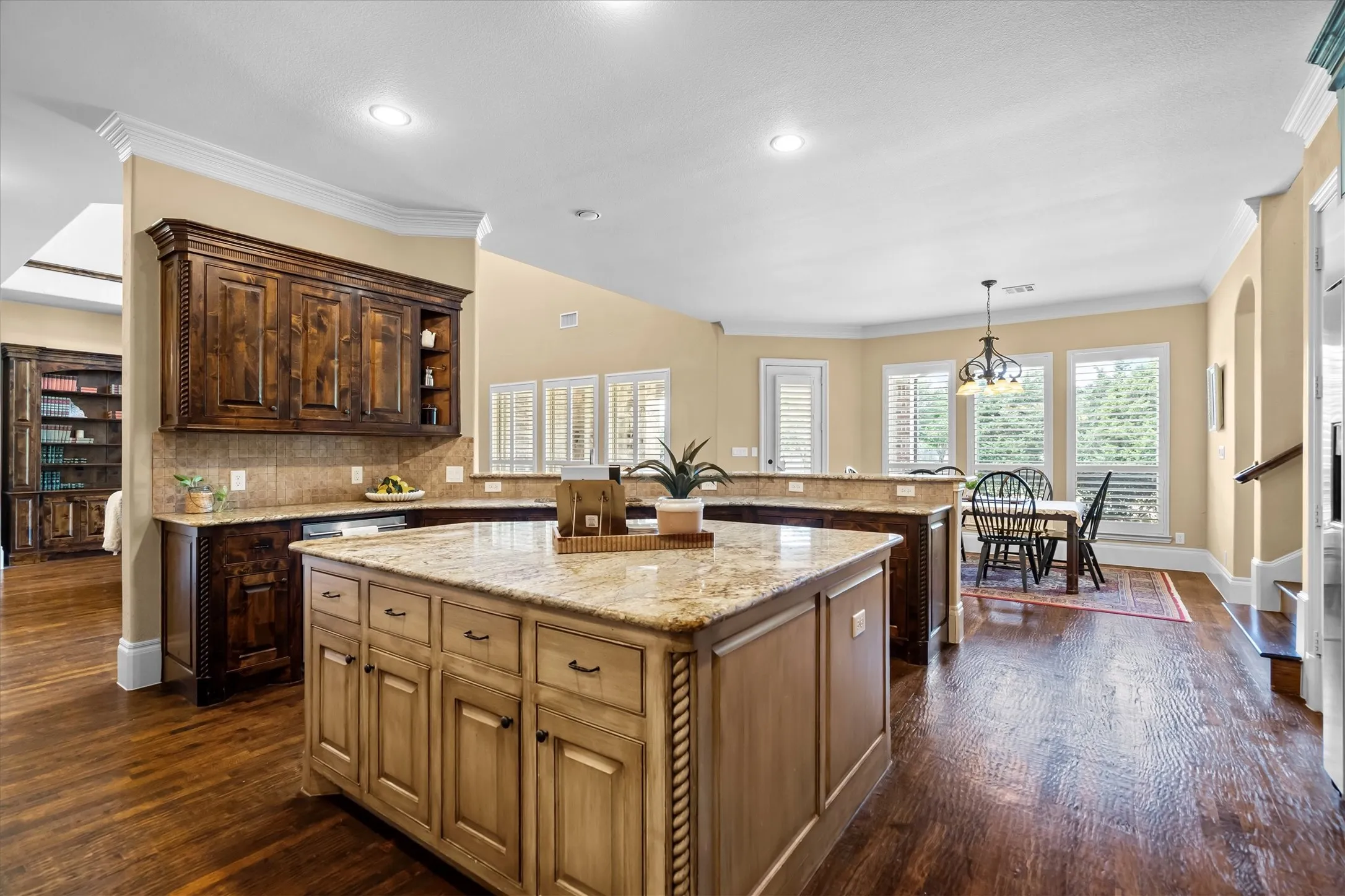 Single Family Residence For Sale in Denton County , 2301 Bella Lago Drive, Flower Mound, Texas 75022, 5 Bedroom, 6 Bathroom, 4 Garage spaces, 5,483 Sqft, built in 2009, mls#21382796, Real Estate Agent in Flower Mound, Homes For Sale in Denton county, Homes For Sale in Flower Mound, Realtor in Flower Mound Texas, Real Estate Brokerage Independent Realty Texas, Luminita Cordes Realtor