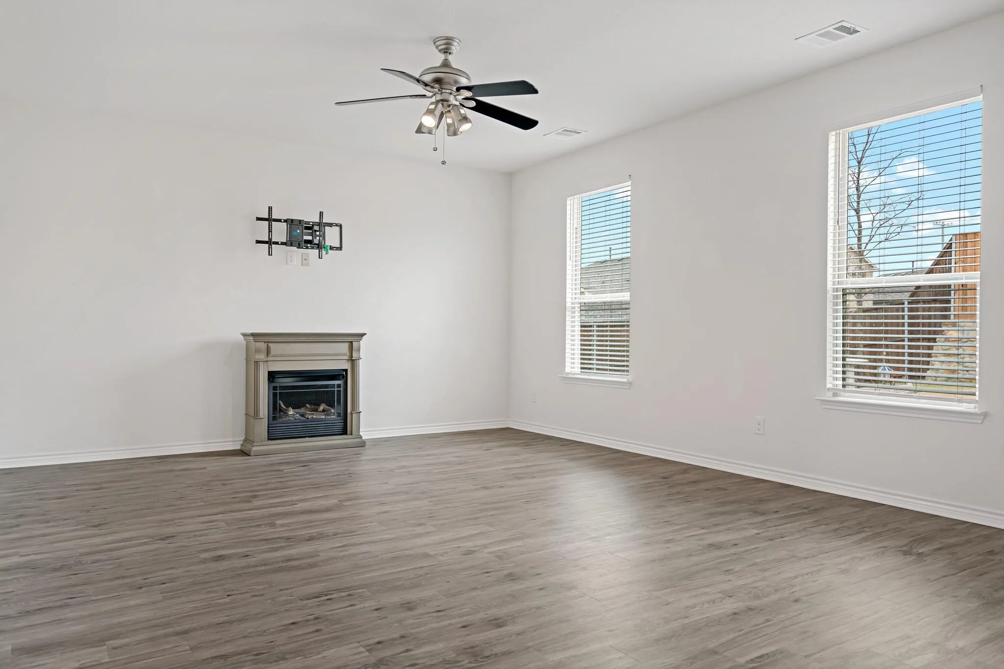 Single Family Residence For Rent in Denton County , 2632 Wesley Avenue, Aubrey, Texas 76227, 3 Bedroom, 2 Bathroom, 2 Garage spaces, 1,864 Sqft, built in 2018, mls#21382415, Real Estate Agent in Aubrey, Homes For Rent in Denton county, Homes For Rent in Aubrey, Realtor in Aubrey Texas, Real Estate Brokerage Independent Realty Texas, Luminita Cordes Realtor