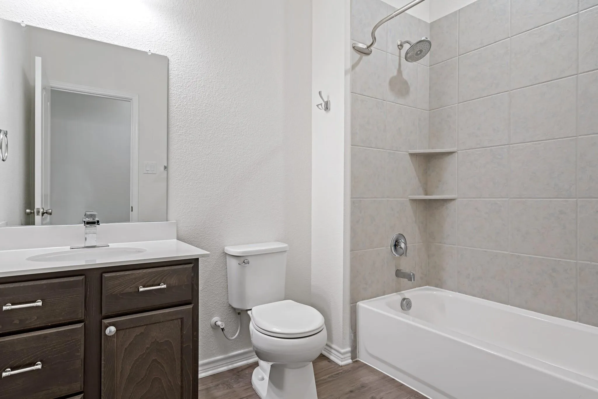 Full bathroom shared by front bedrooms