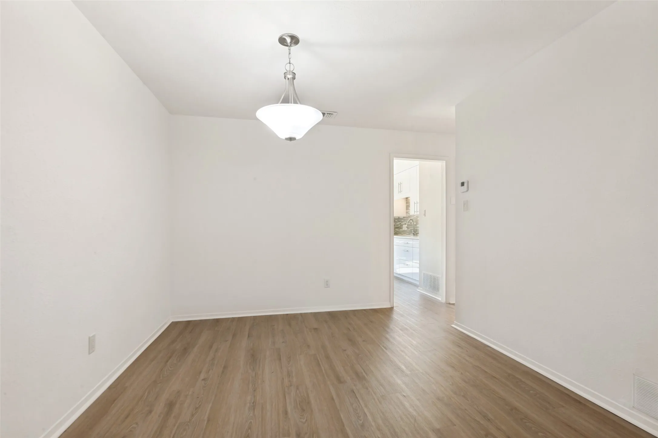 Townhouse For Sale in Dallas County , 10732 Pagewood Drive 48, Dallas, Texas 75230, 2 Bedroom, 2 Bathroom, Garage spaces, 1,210 Sqft, built in 1972, mls#21379449, Real Estate Agent in Dallas, Homes For Sale in Dallas county, Homes For Sale in Dallas, Realtor in Dallas Texas, Real Estate Brokerage Independent Realty Texas, Luminita Cordes Realtor