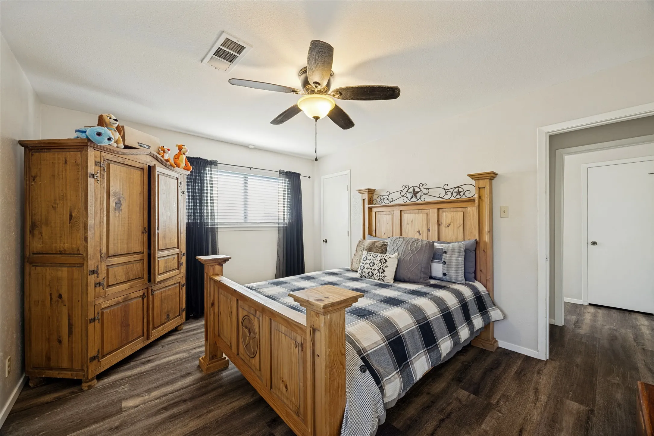 Single Family Residence For Sale in Grayson County , 5105 Rolling Hills Drive, Sherman, Texas 75092, 3 Bedroom, 2 Bathroom, Garage spaces, 1,650 Sqft, built in 1978, mls#21370113, Real Estate Agent in Sherman, Homes For Sale in Grayson county, Homes For Sale in Sherman, Realtor in Sherman Texas, Real Estate Brokerage Independent Realty Texas, Luminita Cordes Realtor