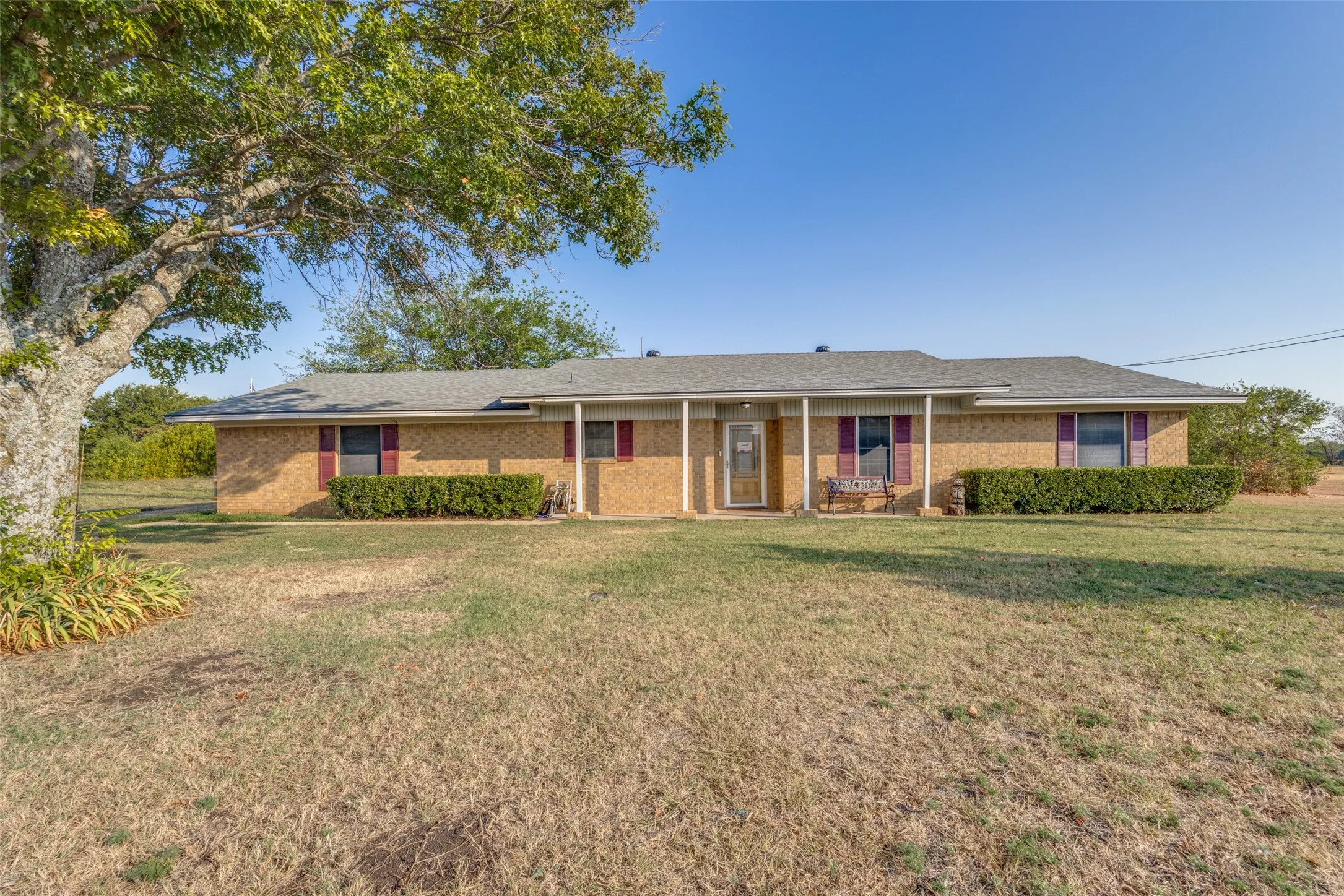 Single Family Residence For Sale in Grayson County , 5105 Rolling Hills Drive, Sherman, Texas 75092, 3 Bedroom, 2 Bathroom, Garage spaces, 1,650 Sqft, built in 1978, mls#21370113, Real Estate Agent in Sherman, Homes For Sale in Grayson county, Homes For Sale in Sherman, Realtor in Sherman Texas, Real Estate Brokerage Independent Realty Texas, Luminita Cordes Realtor