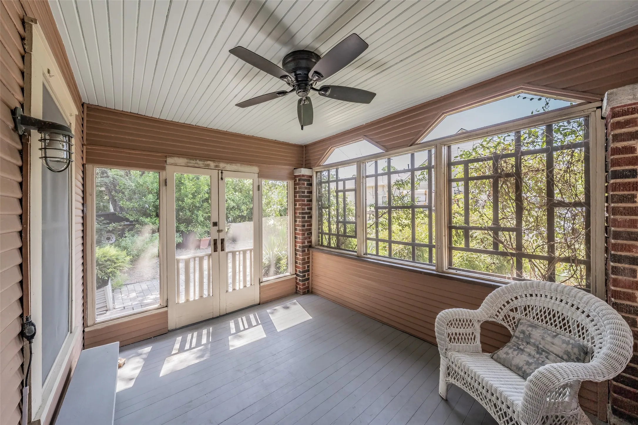 Single Family Residence For Sale in Dallas County , 1411 Rosemon Avenue, Carrollton, Texas 75006, 2 Bedroom, 1 Bathroom, Garage spaces, 1,180 Sqft, built in 1934, mls#21381577, Real Estate Agent in Carrollton, Homes For Sale in Dallas county, Homes For Sale in Carrollton, Realtor in Carrollton Texas, Real Estate Brokerage Independent Realty Texas, Luminita Cordes Realtor