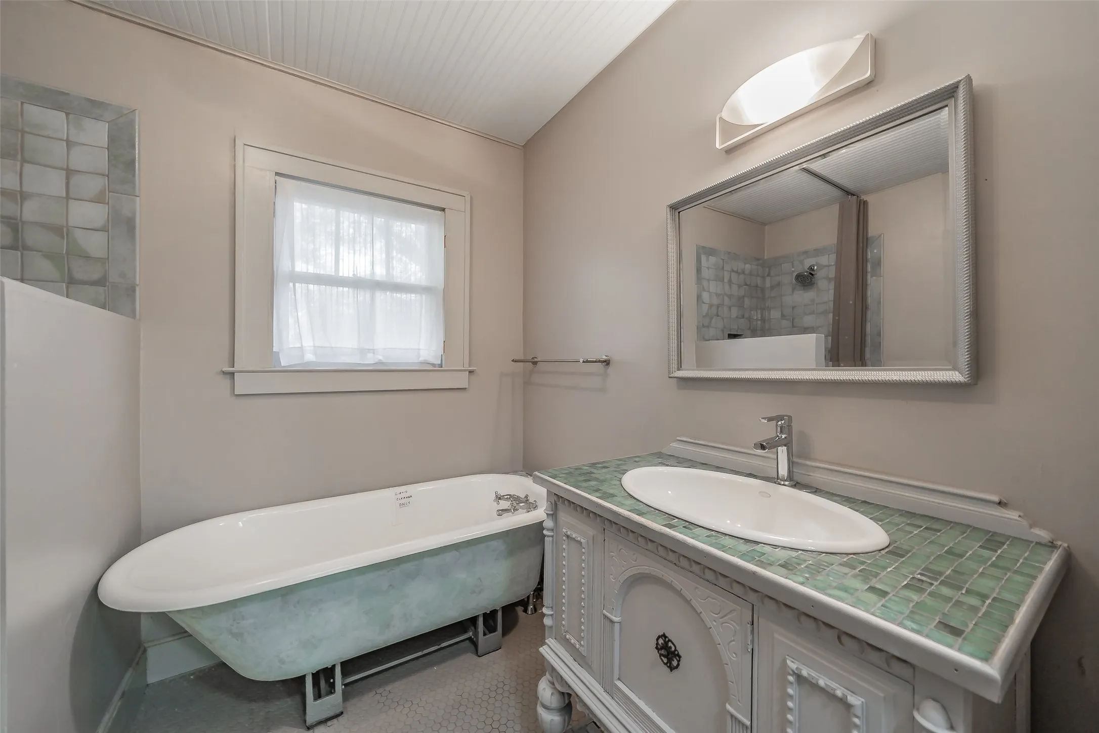 Single Family Residence For Sale in Dallas County , 1411 Rosemon Avenue, Carrollton, Texas 75006, 2 Bedroom, 1 Bathroom, Garage spaces, 1,180 Sqft, built in 1934, mls#21381577, Real Estate Agent in Carrollton, Homes For Sale in Dallas county, Homes For Sale in Carrollton, Realtor in Carrollton Texas, Real Estate Brokerage Independent Realty Texas, Luminita Cordes Realtor
