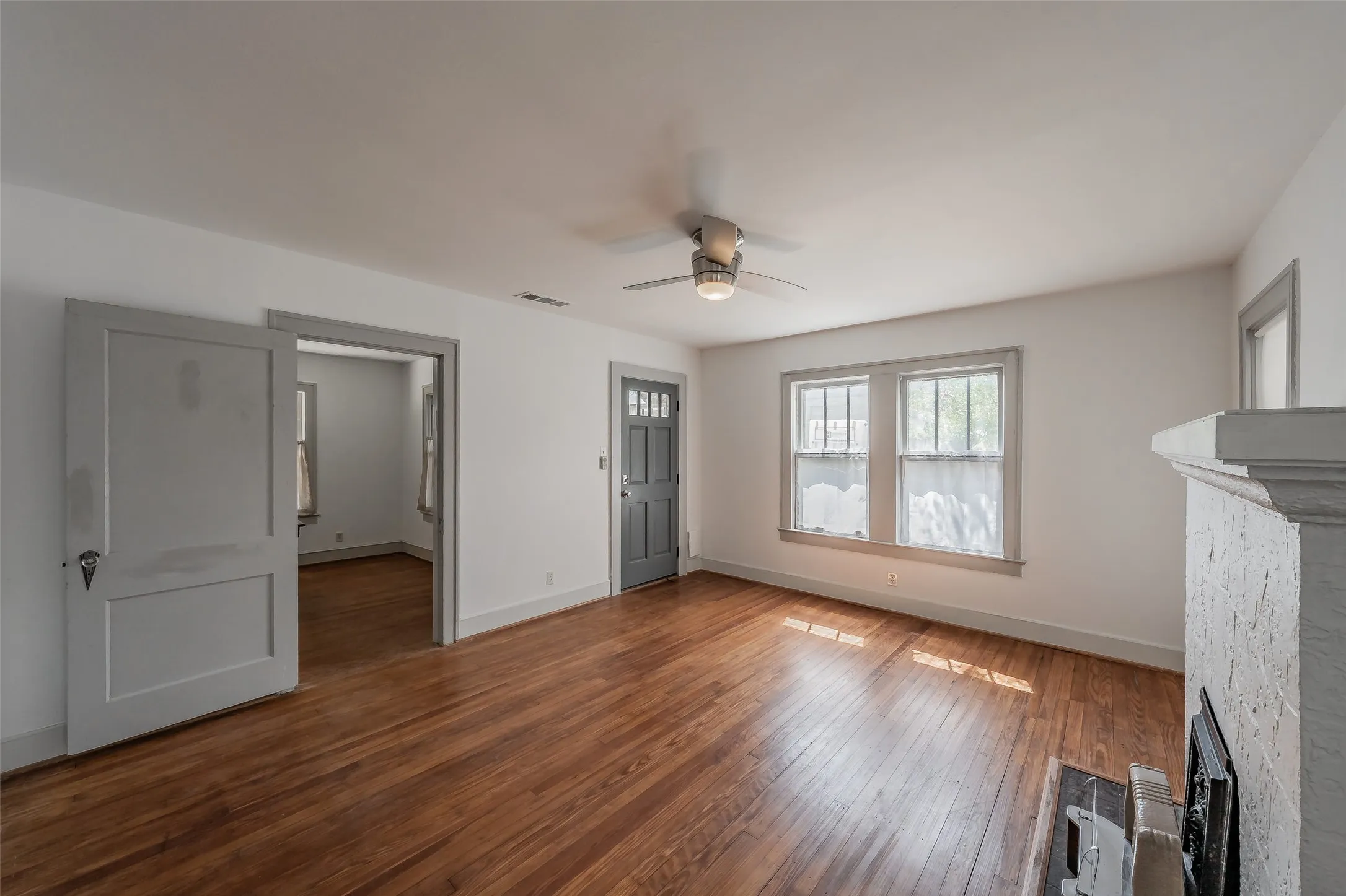 Single Family Residence For Sale in Dallas County , 1411 Rosemon Avenue, Carrollton, Texas 75006, 2 Bedroom, 1 Bathroom, Garage spaces, 1,180 Sqft, built in 1934, mls#21381577, Real Estate Agent in Carrollton, Homes For Sale in Dallas county, Homes For Sale in Carrollton, Realtor in Carrollton Texas, Real Estate Brokerage Independent Realty Texas, Luminita Cordes Realtor