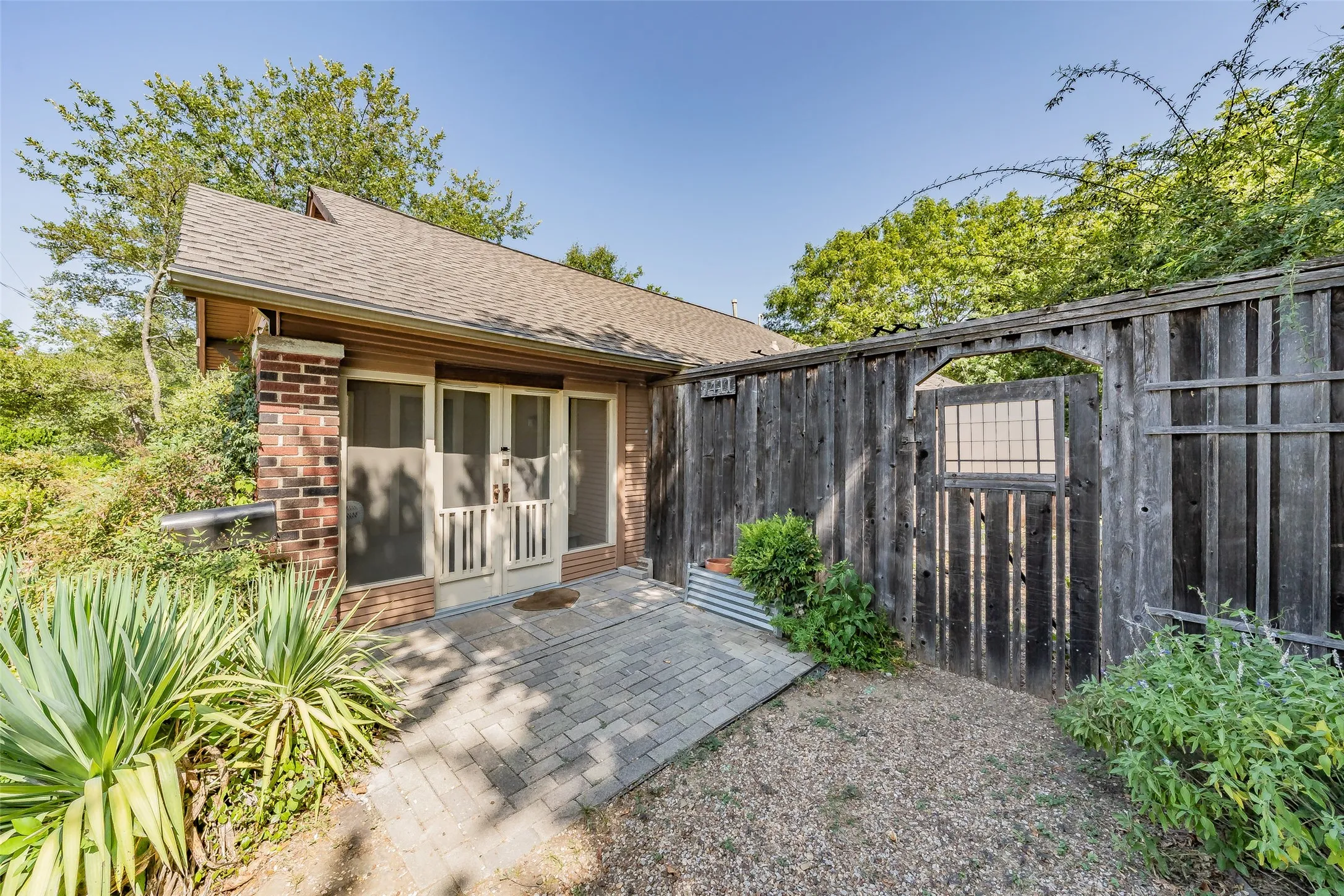 Single Family Residence For Sale in Dallas County , 1411 Rosemon Avenue, Carrollton, Texas 75006, 2 Bedroom, 1 Bathroom, Garage spaces, 1,180 Sqft, built in 1934, mls#21381577, Real Estate Agent in Carrollton, Homes For Sale in Dallas county, Homes For Sale in Carrollton, Realtor in Carrollton Texas, Real Estate Brokerage Independent Realty Texas, Luminita Cordes Realtor