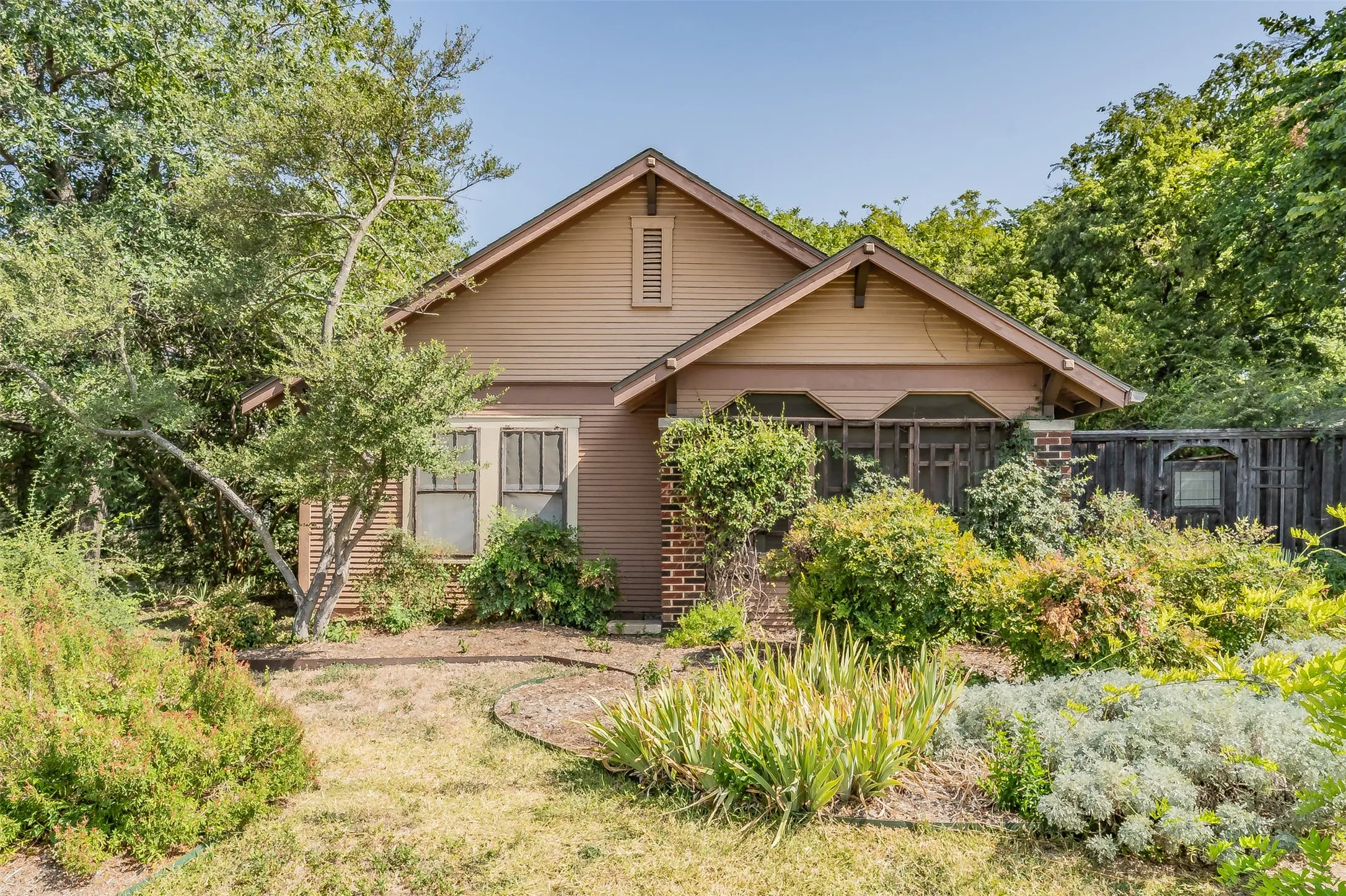 Single Family Residence For Sale in Dallas County , 1411 Rosemon Avenue, Carrollton, Texas 75006, 2 Bedroom, 1 Bathroom, Garage spaces, 1,180 Sqft, built in 1934, mls#21381577, Real Estate Agent in Carrollton, Homes For Sale in Dallas county, Homes For Sale in Carrollton, Realtor in Carrollton Texas, Real Estate Brokerage Independent Realty Texas, Luminita Cordes Realtor