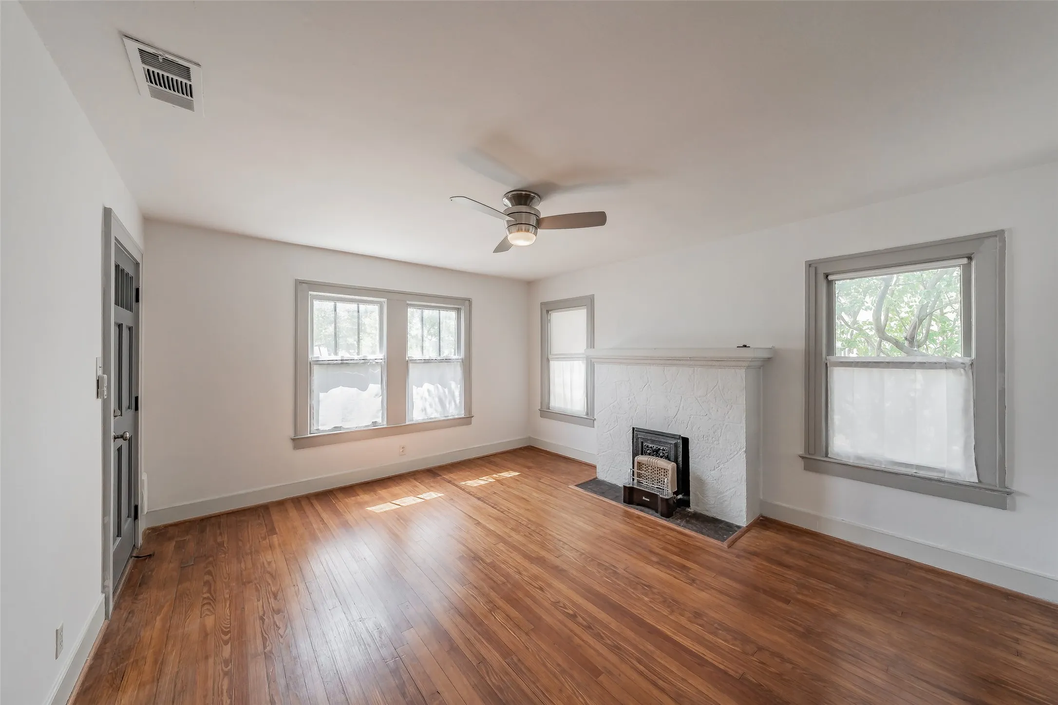 Single Family Residence For Sale in Dallas County , 1411 Rosemon Avenue, Carrollton, Texas 75006, 2 Bedroom, 1 Bathroom, Garage spaces, 1,180 Sqft, built in 1934, mls#21381577, Real Estate Agent in Carrollton, Homes For Sale in Dallas county, Homes For Sale in Carrollton, Realtor in Carrollton Texas, Real Estate Brokerage Independent Realty Texas, Luminita Cordes Realtor