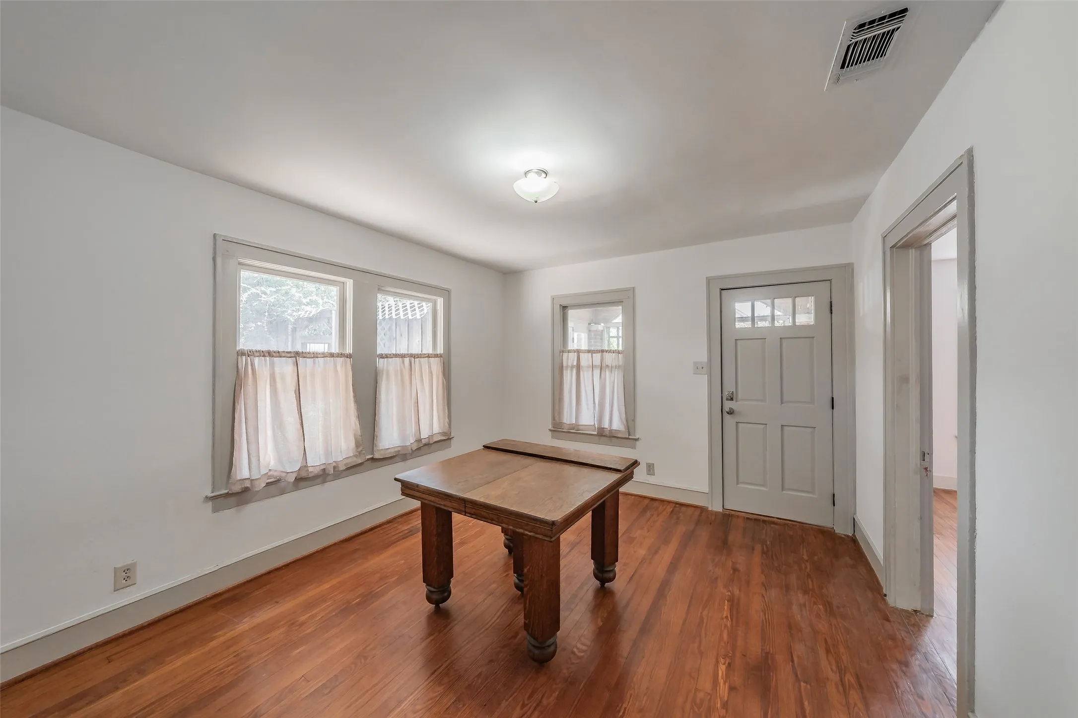 Single Family Residence For Sale in Dallas County , 1411 Rosemon Avenue, Carrollton, Texas 75006, 2 Bedroom, 1 Bathroom, Garage spaces, 1,180 Sqft, built in 1934, mls#21381577, Real Estate Agent in Carrollton, Homes For Sale in Dallas county, Homes For Sale in Carrollton, Realtor in Carrollton Texas, Real Estate Brokerage Independent Realty Texas, Luminita Cordes Realtor